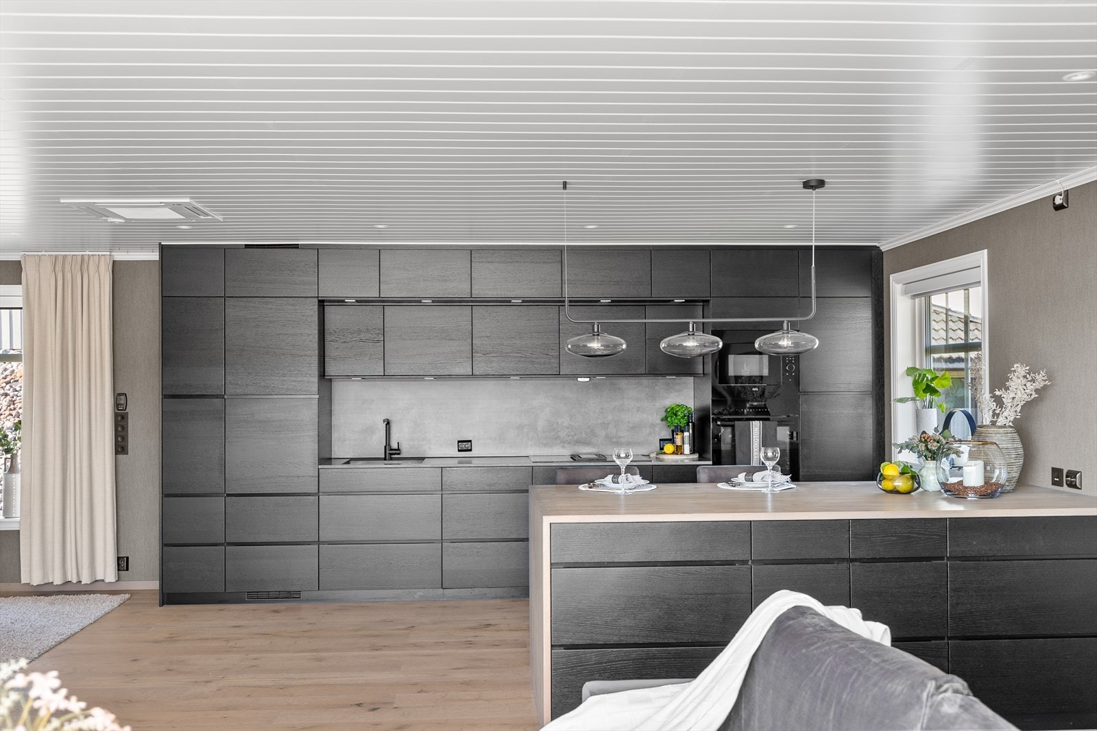 Kjøkkenet er stilrent innredet med sorte fronter, samt silestone benkeplate. Galleribilde