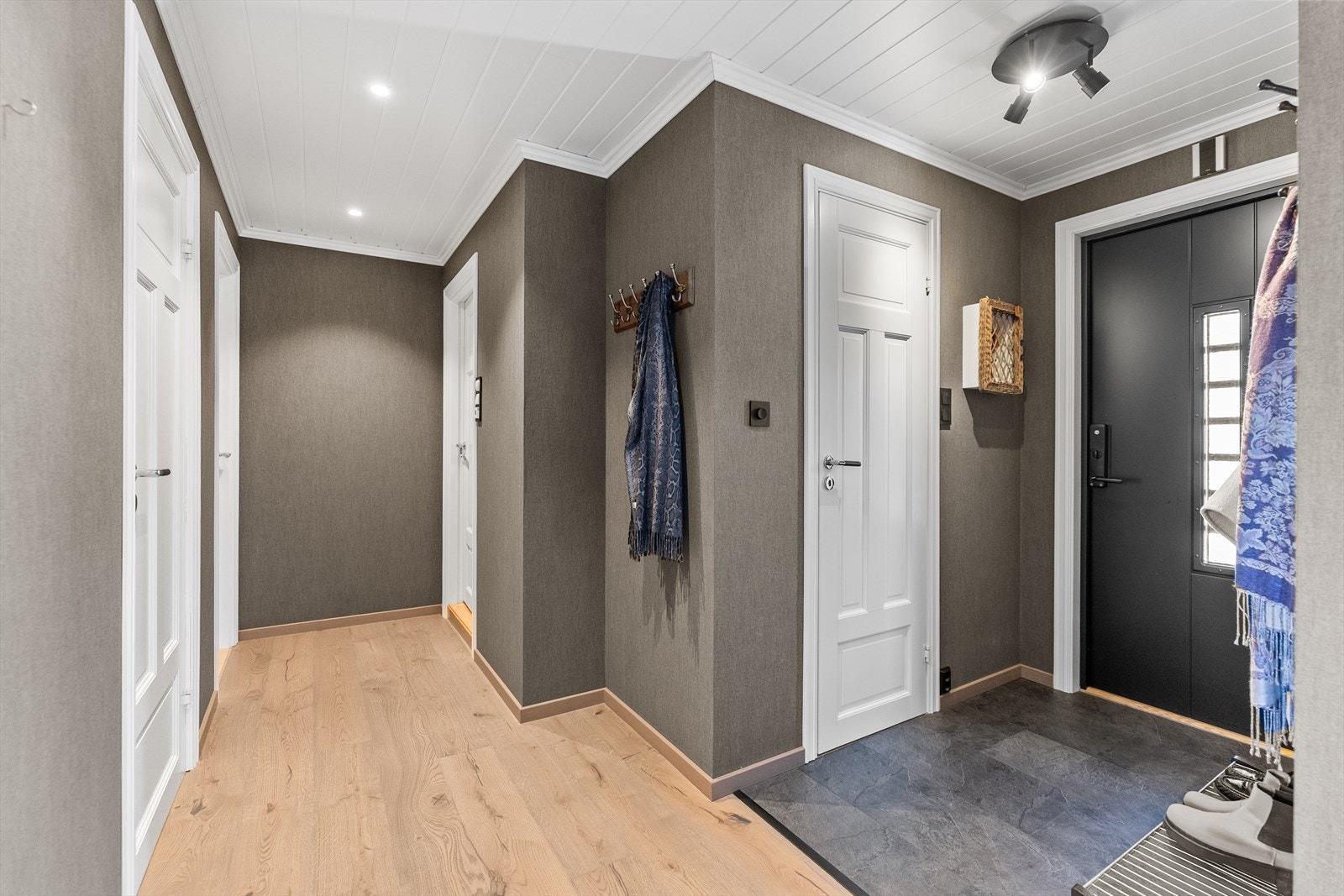 Når du kommer inn i boligen, er det første du møter en trivelig entré. Galleribilde