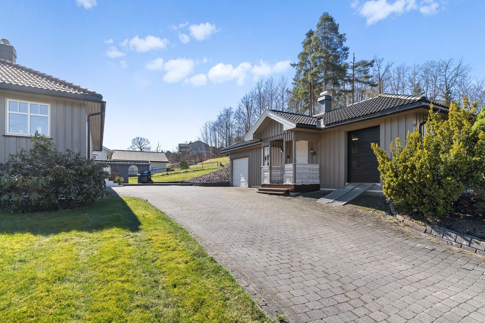 Den asfalterte gårdsplassen har rikelig med ekstra plass til parkering. Galleribilde