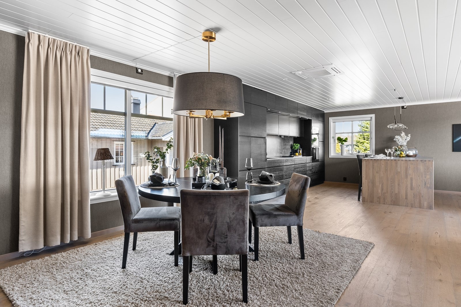Den åpne løsningen er perfekt for sosiale sammenkomster. Galleribilde