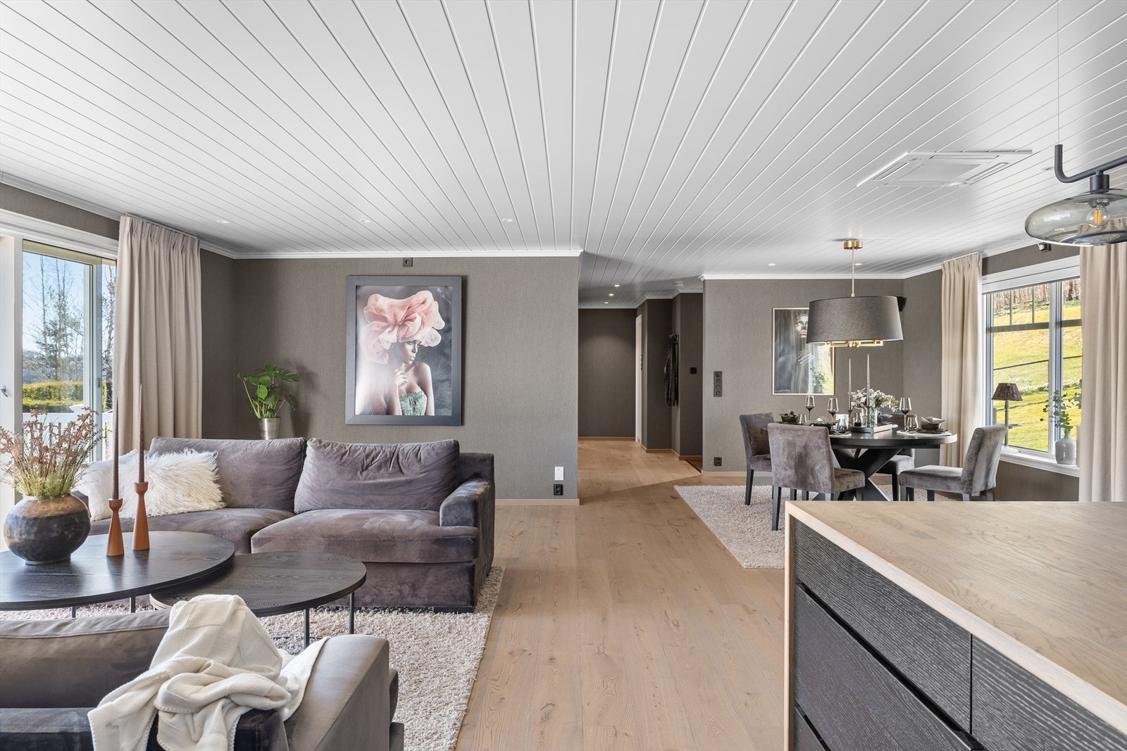 Stuen er lys og romslig i et tidsriktig fargevalg. Galleribilde