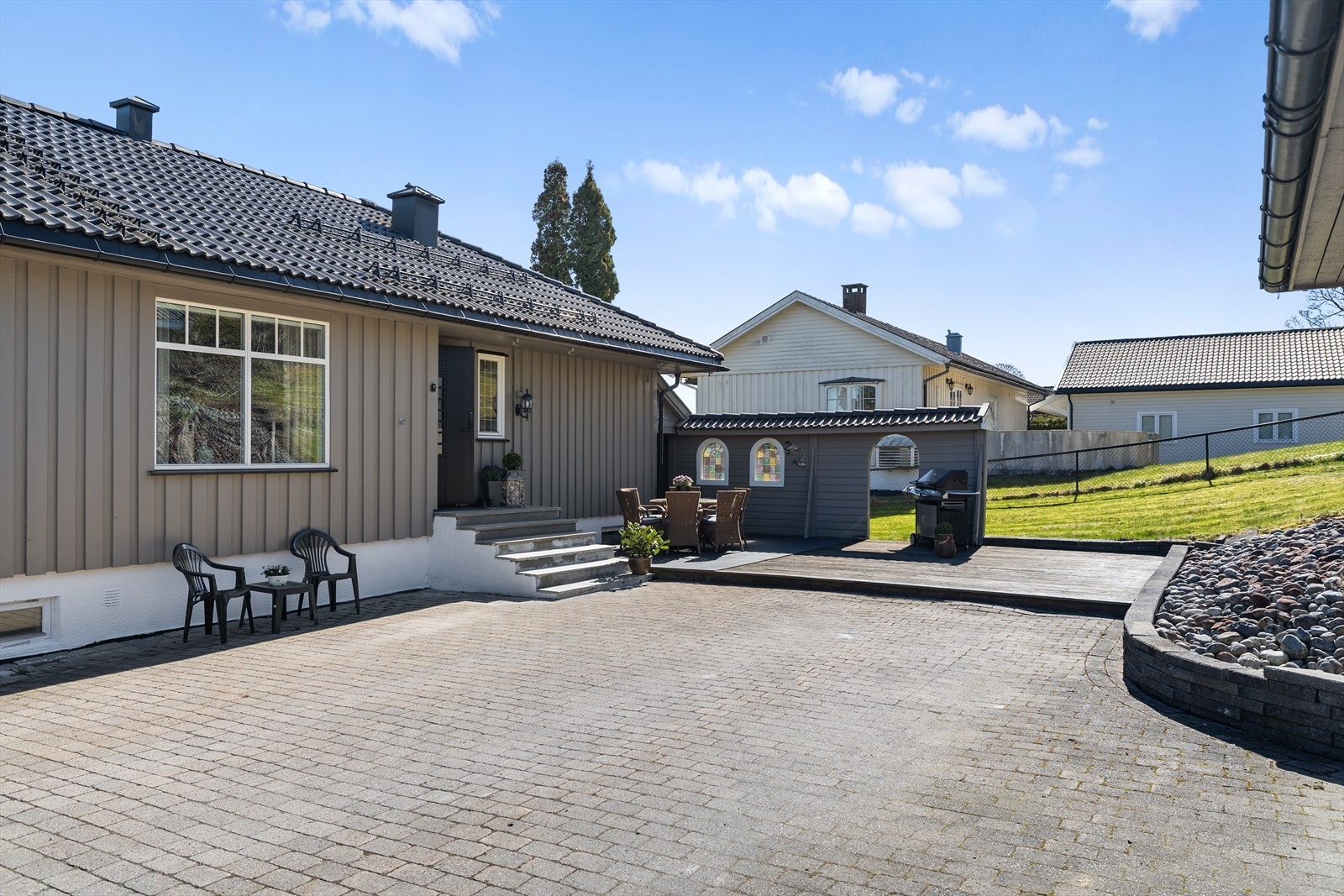 Uteområdene er en stor kvalitet ved eiendommen. Galleribilde