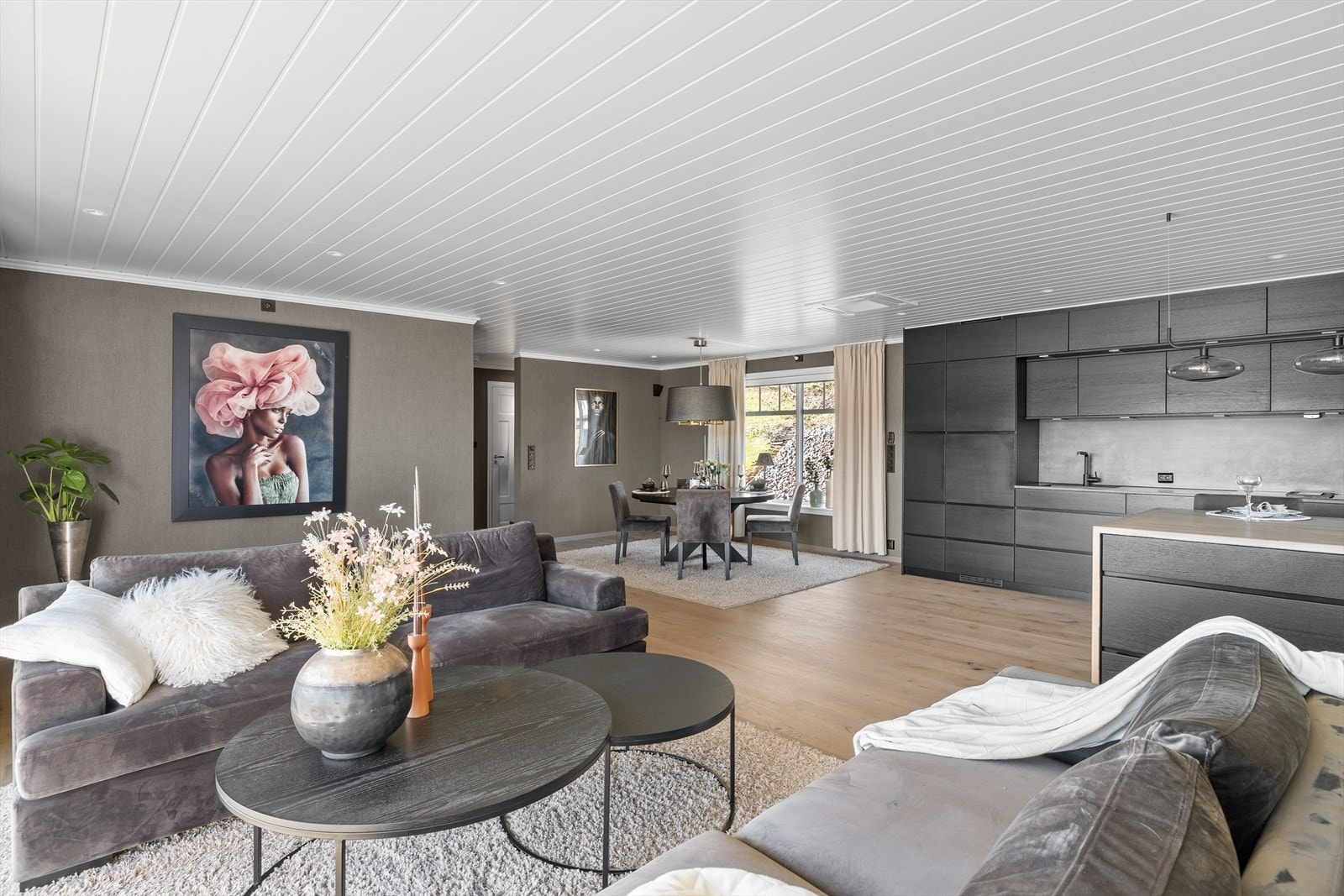 Her møter du et stort rom med gode møbleringsmuligheter. Galleribilde