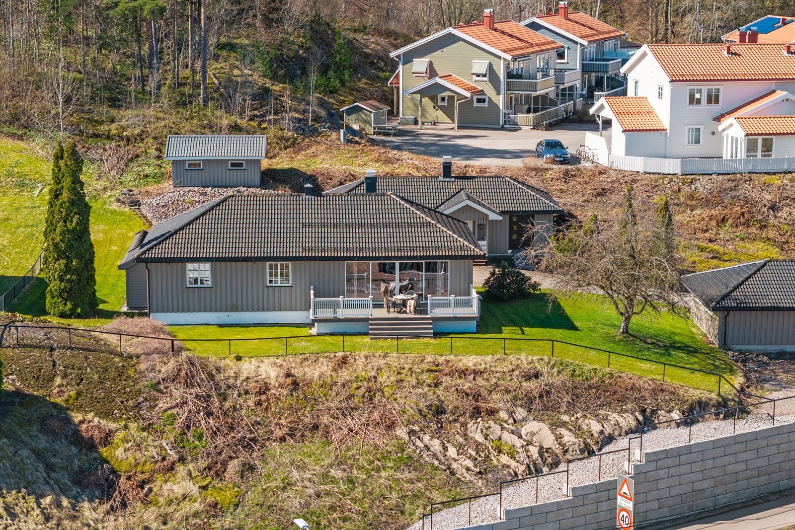 Her kan du følge solen gjennom hele dagen, med fine uteplasser både ved inngangspartiet og i tilknytning til stuen. Galleribilde