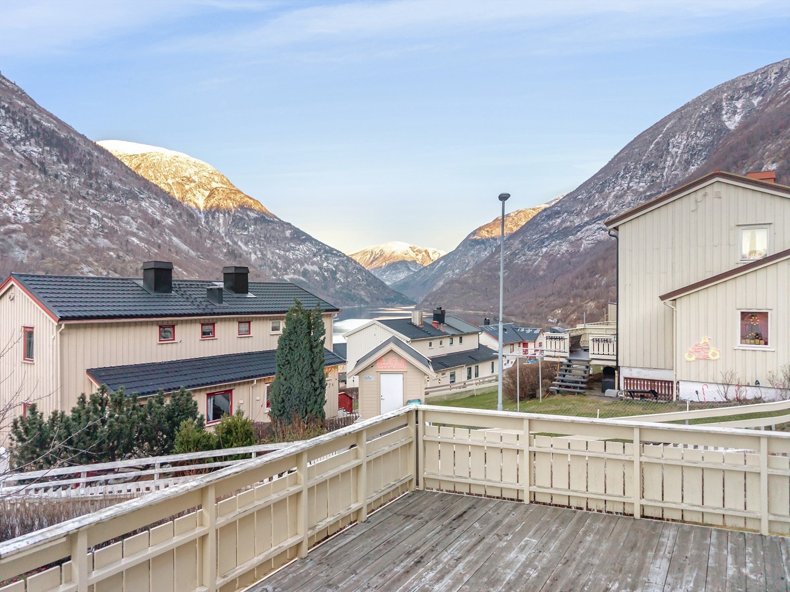 Uteplass med god plass til å samle familie og venner. Galleribilde