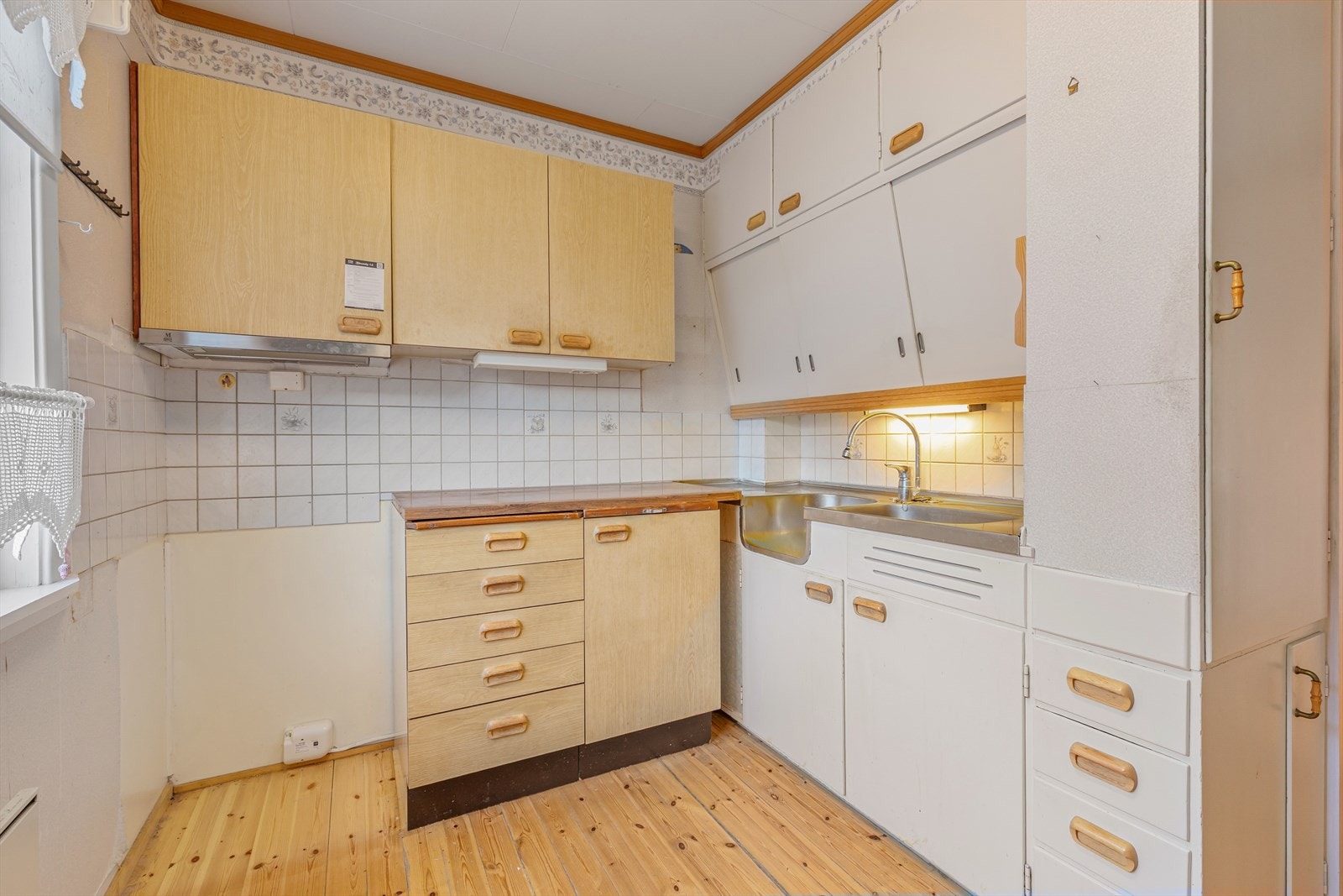 Bustaden framstår som eit oppussings- og renoveringsobjekt, og gir eit godt utgangspunkt for deg som ønskjer å setje ditt eige preg på bustaden. Galleribilde
