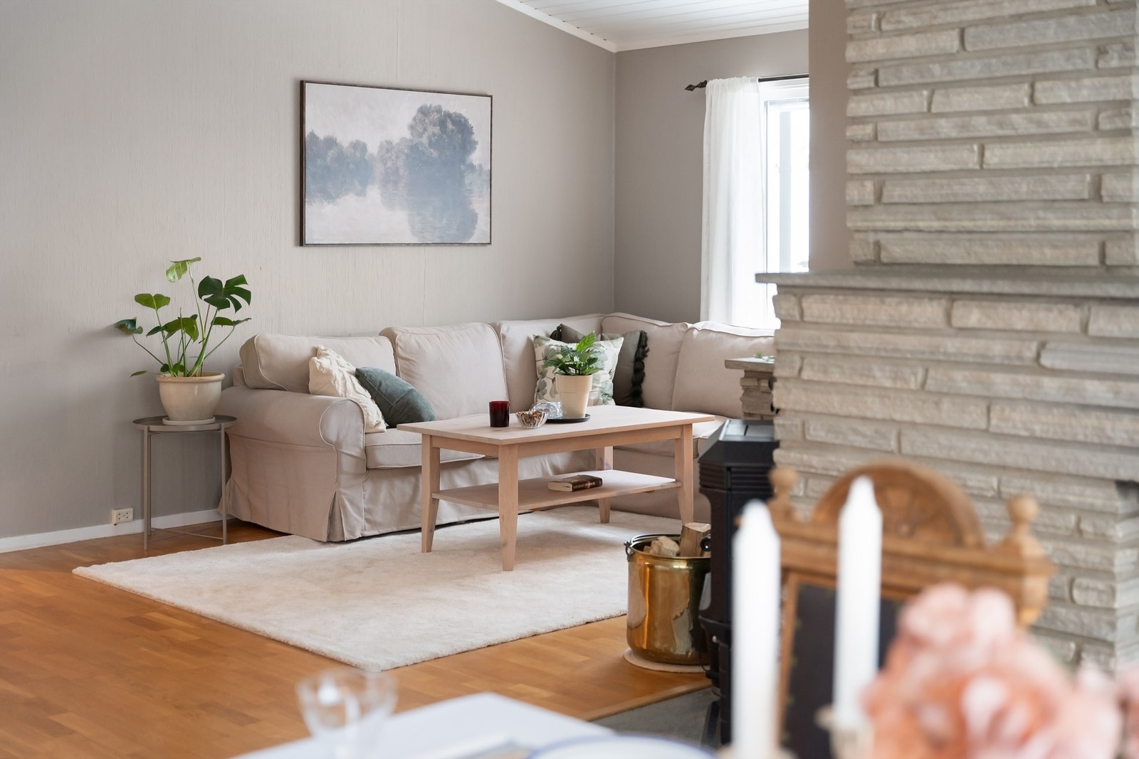 Overflatene består av parkett på gulv og tapetserte vegger med brystningspanel. Galleribilde