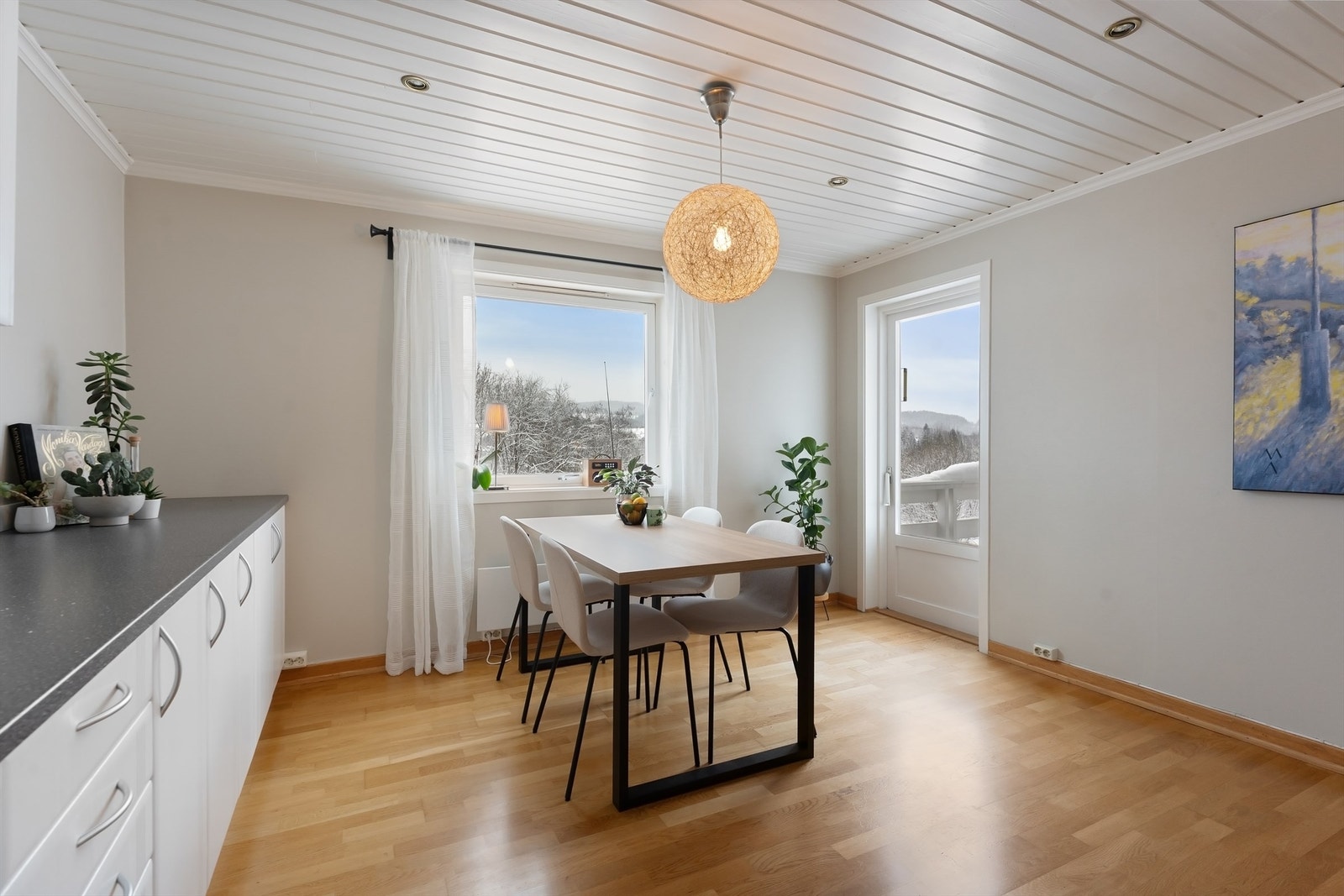 Også fra kjøkkenet er det utgang til den sydvestvendte terrassen på 28 m². Galleribilde