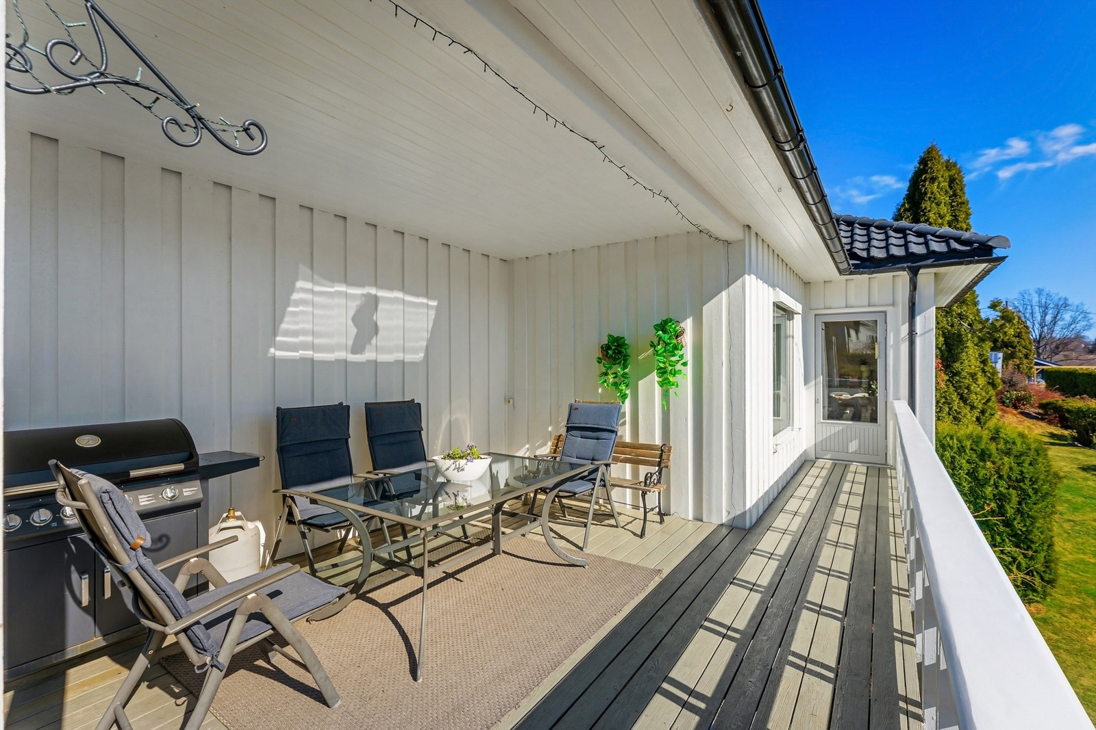 Terrassen har god plass til både sittegruppe og grill Galleribilde
