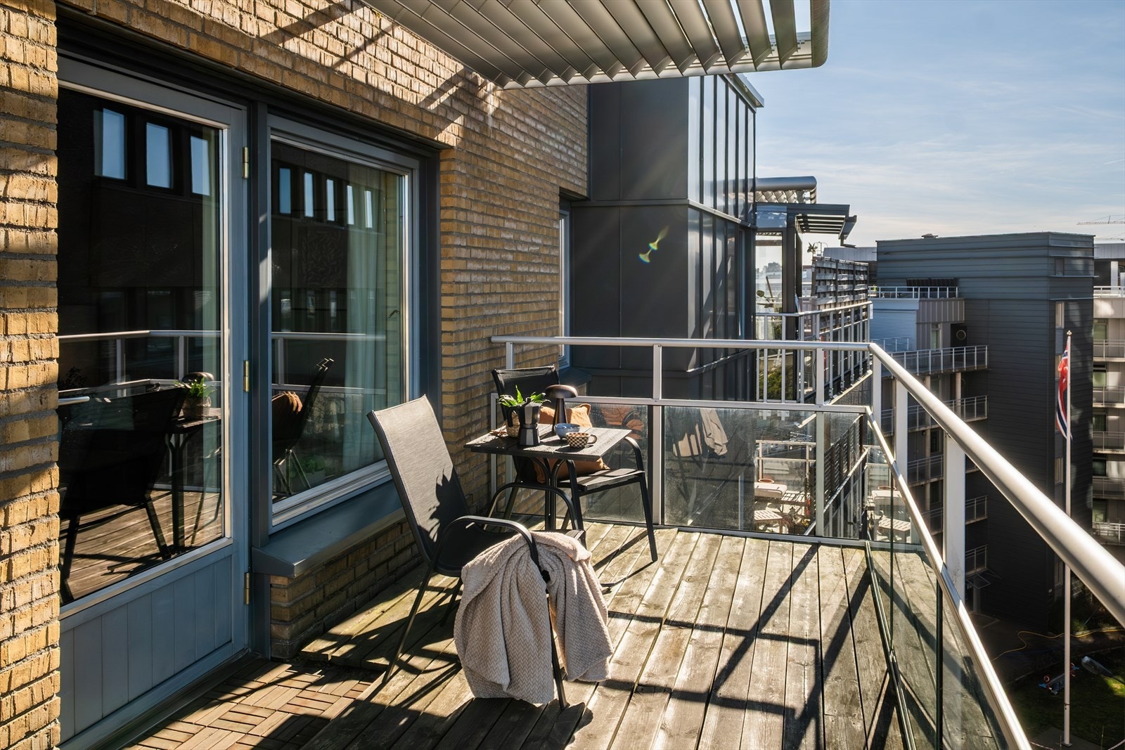 Nordvestvendt balkong på ca. 12 kvm med god plass til utemøblement og grill. Galleribilde