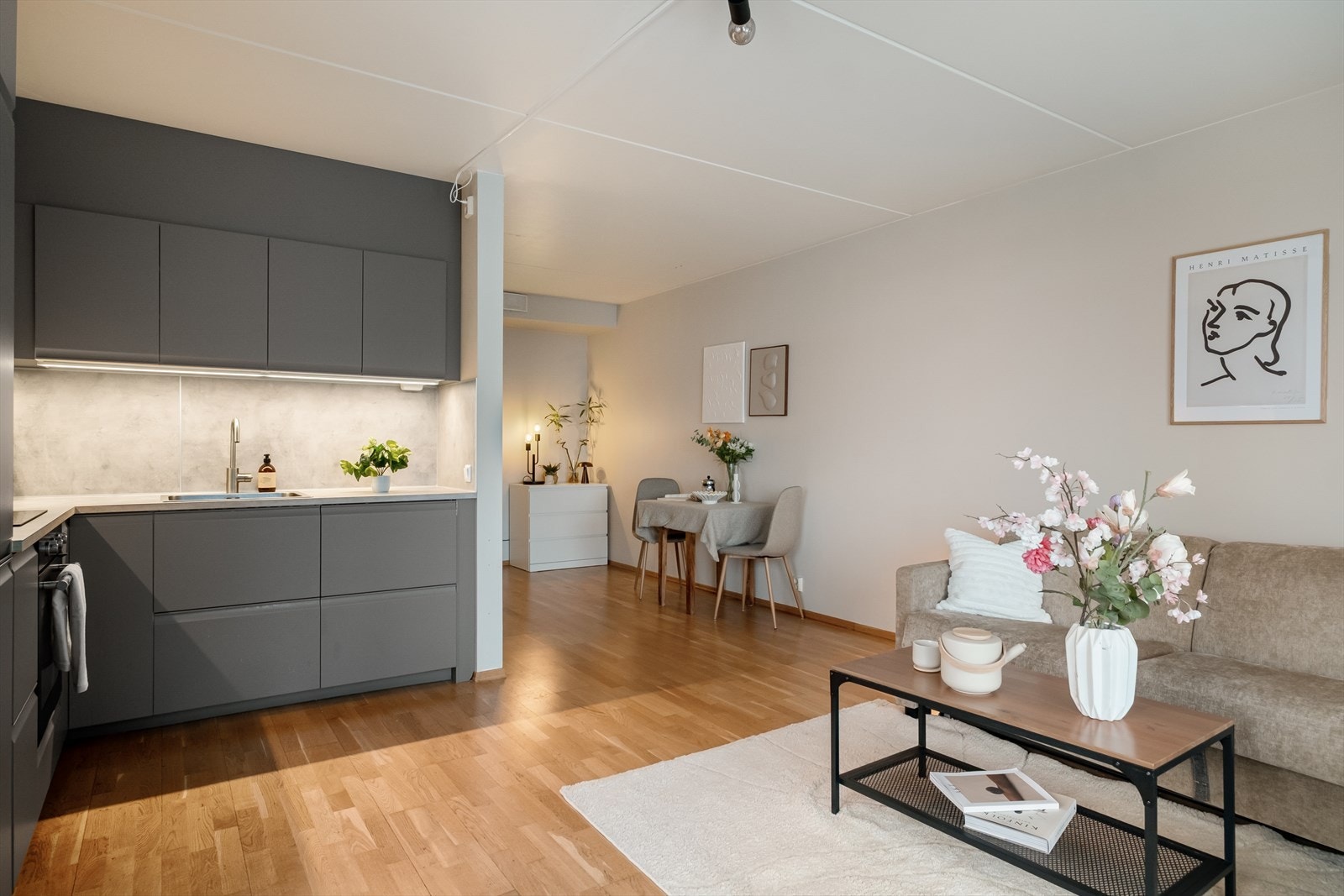 Leiligheten er malt i delikate og tidsriktige farger. Galleribilde