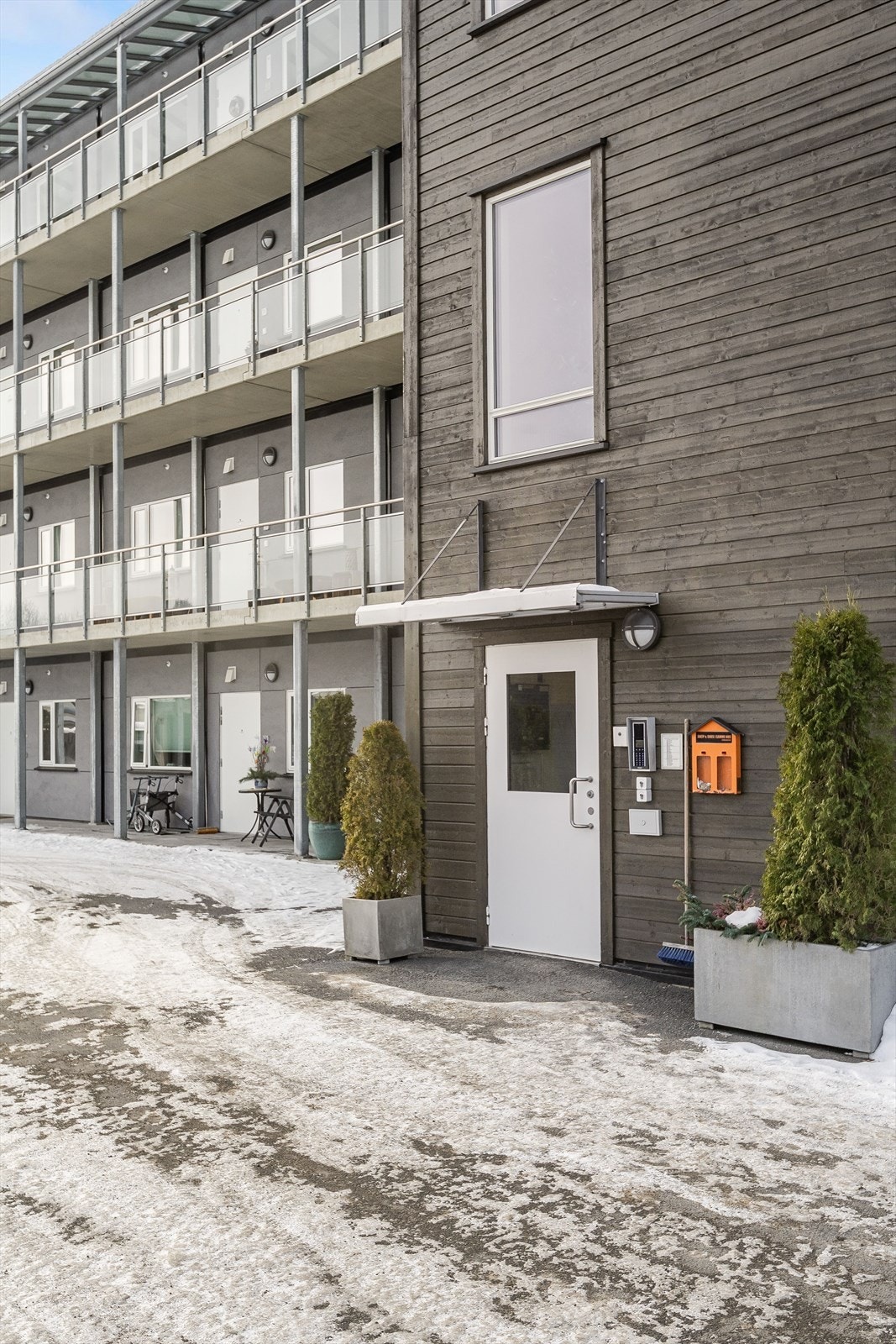 Felles inngang på bakkeplan tar deg inn til felles trappegang eller du kan ta heisen. Galleribilde