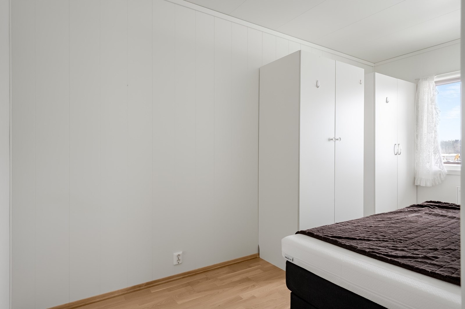 Her er det plass til en større seng om man flytter skapet lenger inn i rommet. Galleribilde