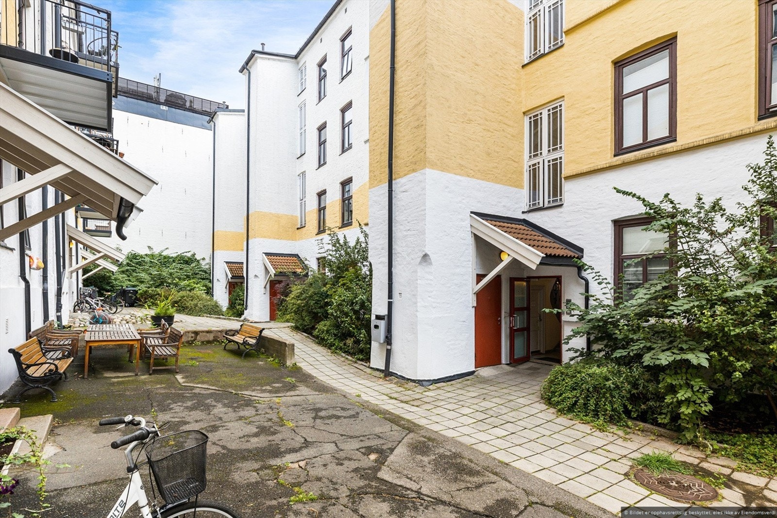 Adkomst til leiligheten via felles, avlåst portrom og oppgang fra bakgården. Galleribilde