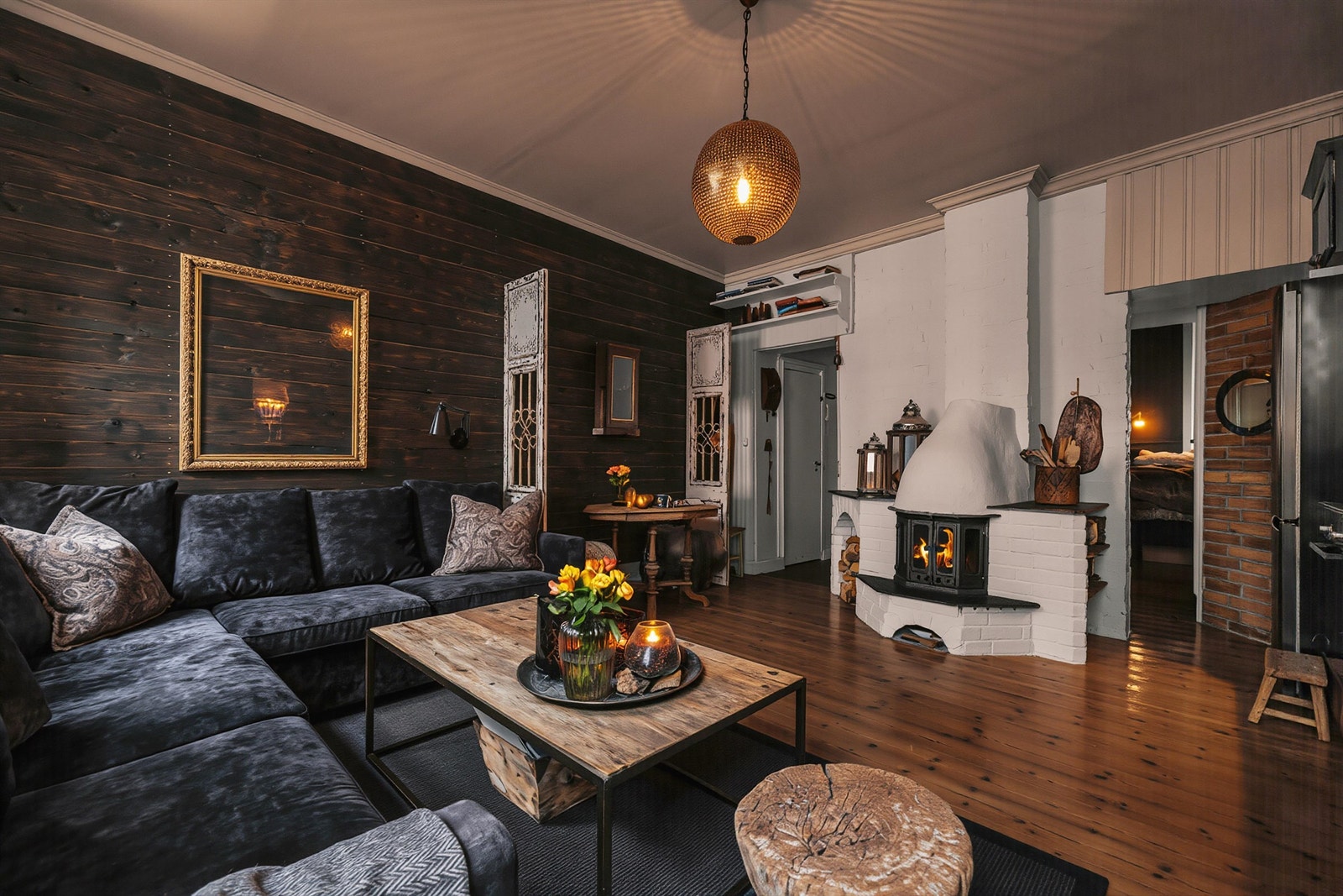 I stuen er det god plass til både sofa- og spisegruppe. Galleribilde