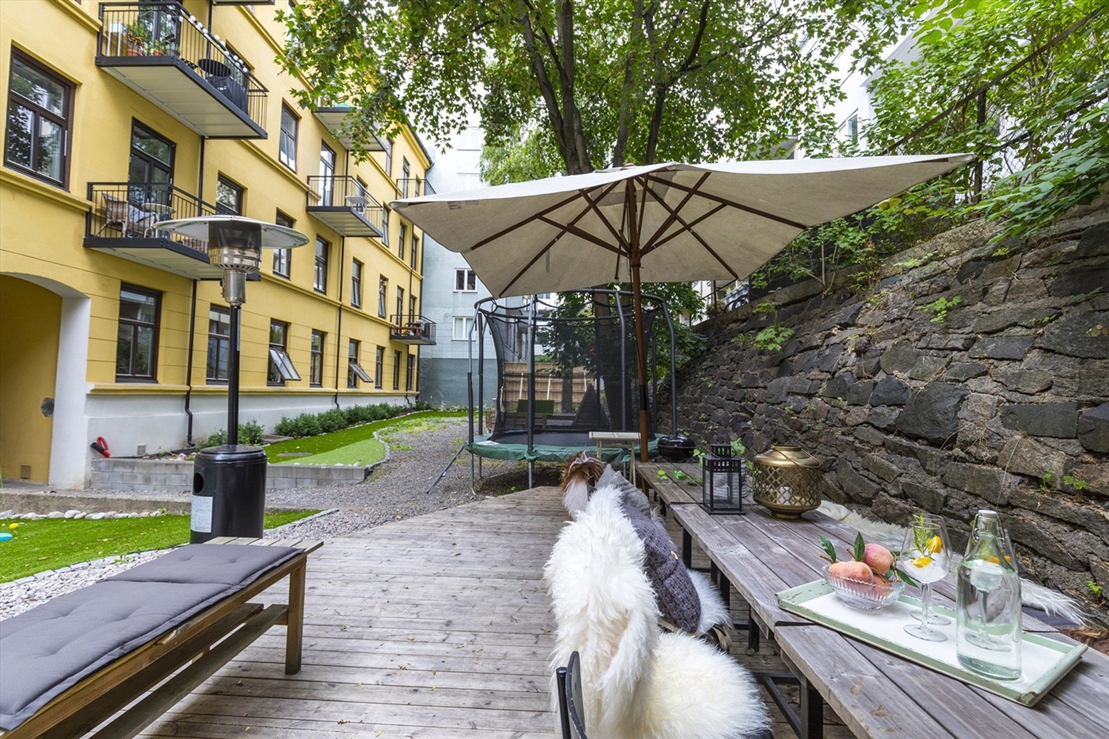 Borettslaget er kjent for sitt gode miljø med hyggelige naboer, og ikke minst en nydelig, velholdt bakgård som gir et grønt og fredelig pusterom midt i byen. Galleribilde