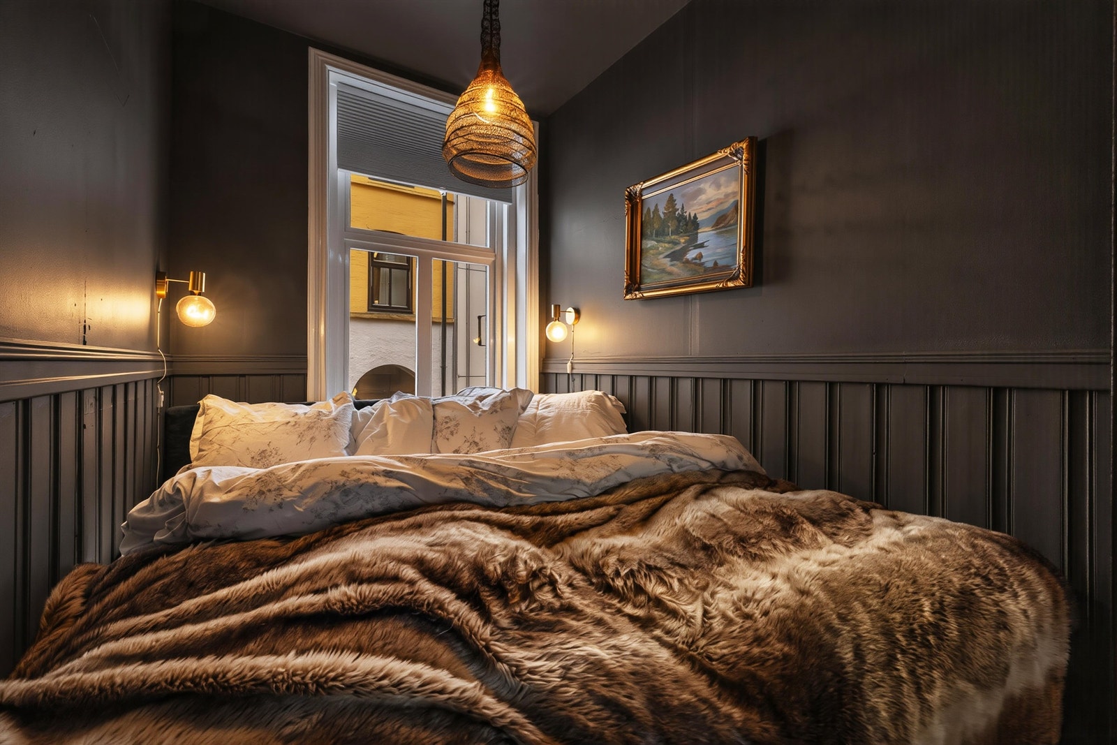 Soverommet vender mot rolig bakgård og har plass til dobbeltseng. Sengen er opphøyet, for praktisk lagring i skuffer på jul under sengen. Galleribilde