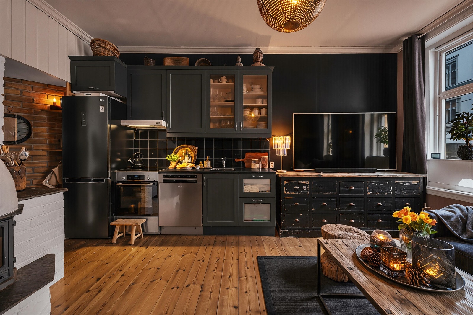 Takhøyden er god, dette i kombinasjon med de store vindusflatene og den gjennomgående planløsningen får man en meget god romfølelse i leiligheten. Galleribilde