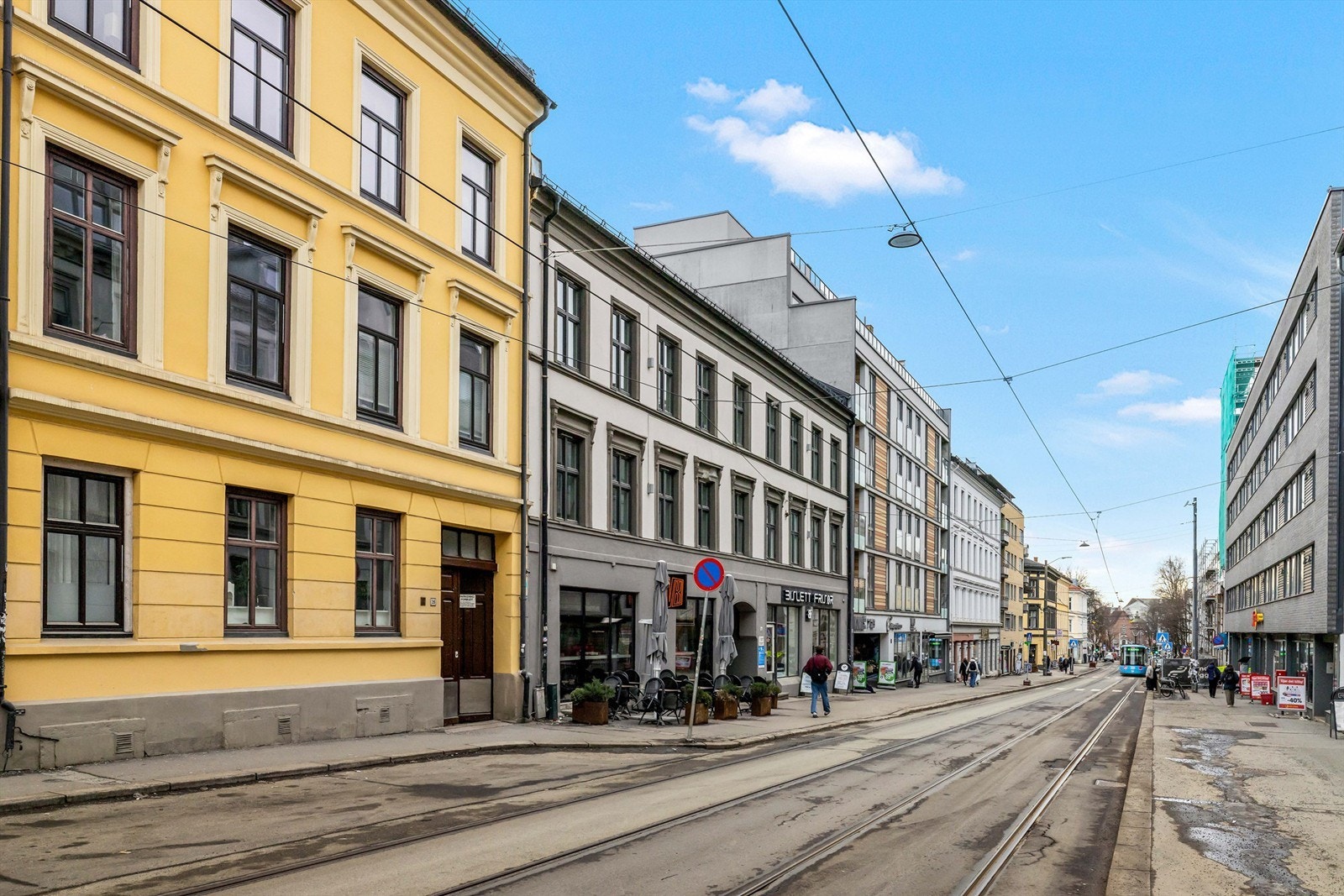 Det er et bredt kollektivtilbud i området. Trikkestoppet for linje 17 og 18 finner du på Adamstuen torg, ett par minutter fra leiligheten. Galleribilde