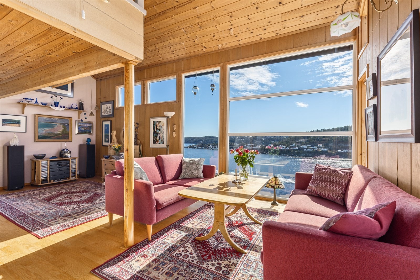 Herfra er det utgang til vest vendt terrasse med sen kveldssol. Galleribilde