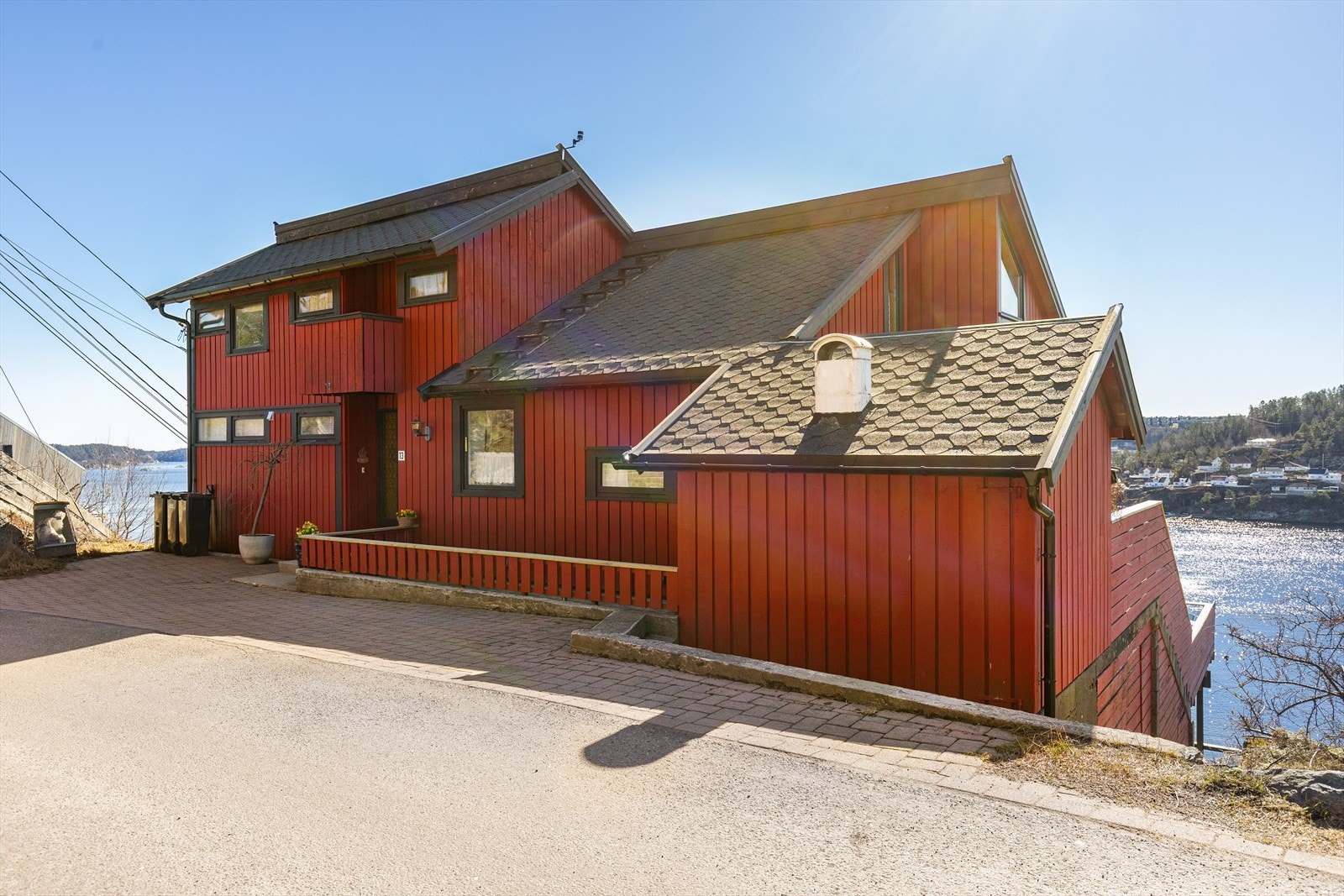 Eiendommen ligger solrikt til på Rørvik med en fantastisk panoramautsikt over skjærgården. Galleribilde