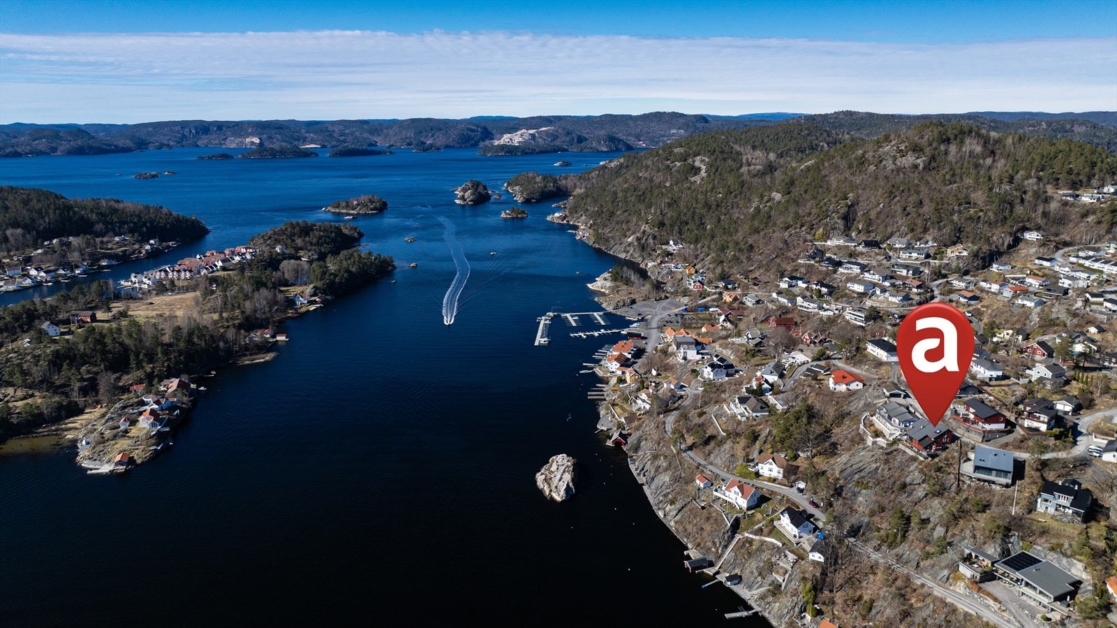 Innholdsrik enebolig med fantastisk flott beliggenhet med nydelig utsikt mot havet, og Kragerøs vakre skjærgård! Galleribilde