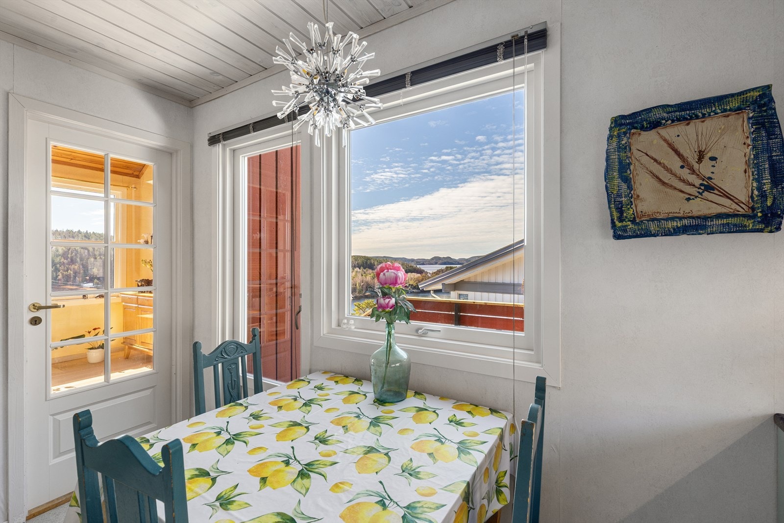 På kjøkken er det plass til hyggelig frokostgruppe med utsikt mot Kilsfjorden. Galleribilde
