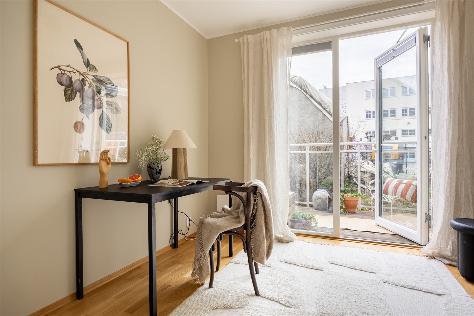Soverom 2 har utgang til østvendt balkong på ca. 7,2 m², som gir et ekstra hyggelig uteareal hvor man kan nyte solen fra morgen av. Galleribilde
