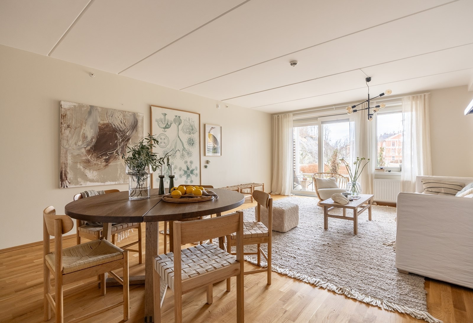 Stuen er luftig og har en god planløsning med naturlige soner for både sofagruppe og spiseplass. Galleribilde