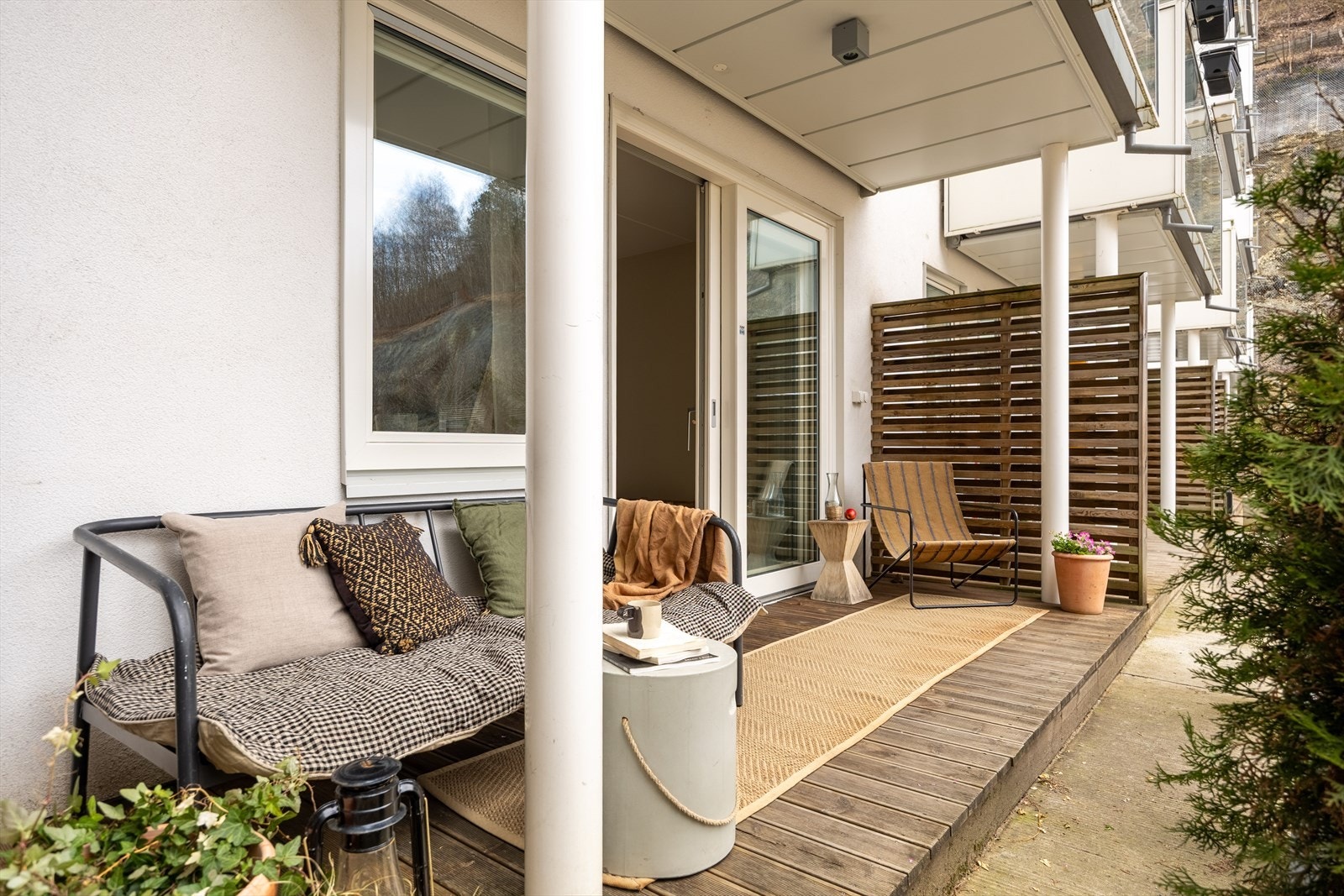 Vestvendt markterrasse på ca. 7,7 m² - En forlengelse av stuen. Galleribilde
