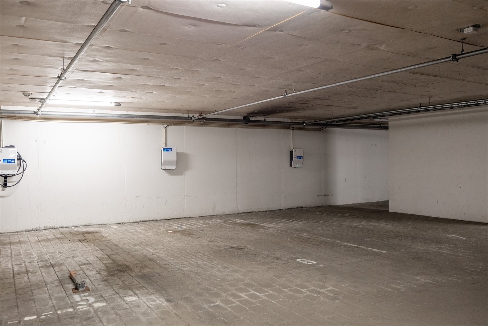 Det medfølger en garasjeplass (Nr. 6) i oppvarmet og låst garasjeanlegg. . Det er installert en el-bil lader på plassen. Galleribilde