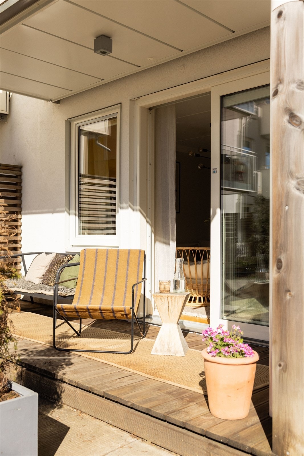 Boligen har to flotte uteplasser i form av balkong og terrasse - en kvalitet mange setter pris på! Galleribilde