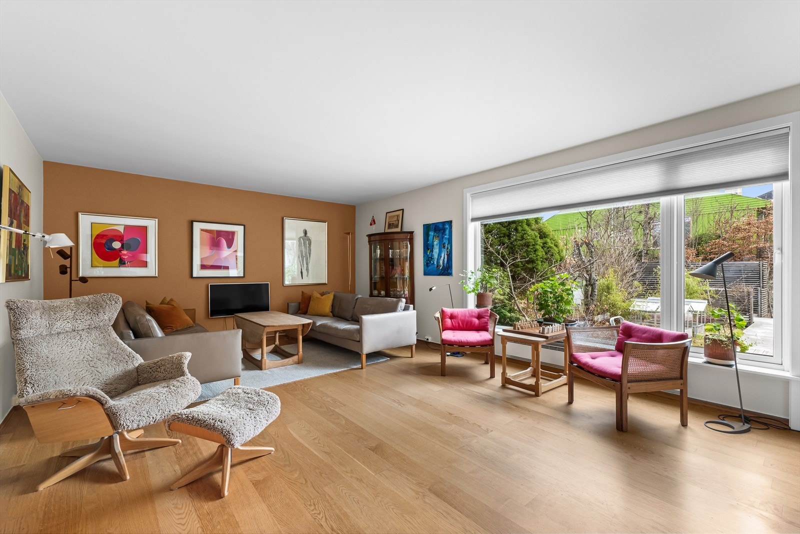 Velholdt familiebolig med god standard. Stor stue på ca. 29 m² med god plass til sittegruppe og annet møblement. Galleribilde
