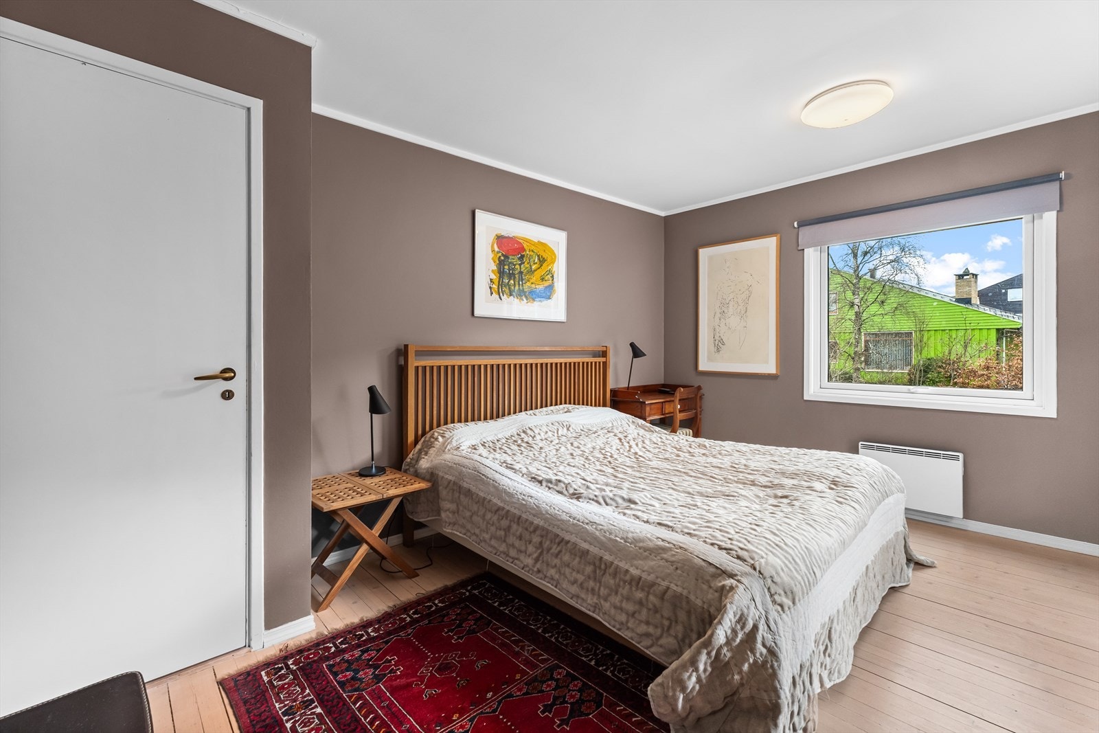 Rommet vender mot hagen. Galleribilde