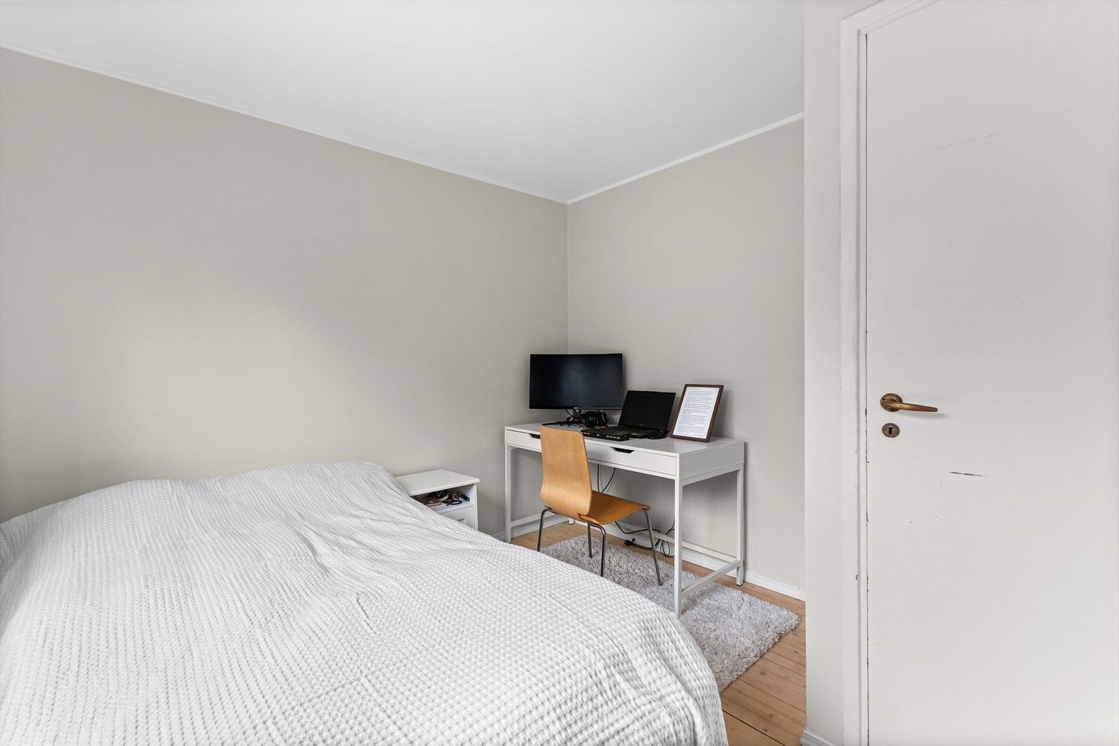 Rommet har god plass til seng og skrivebord. Galleribilde