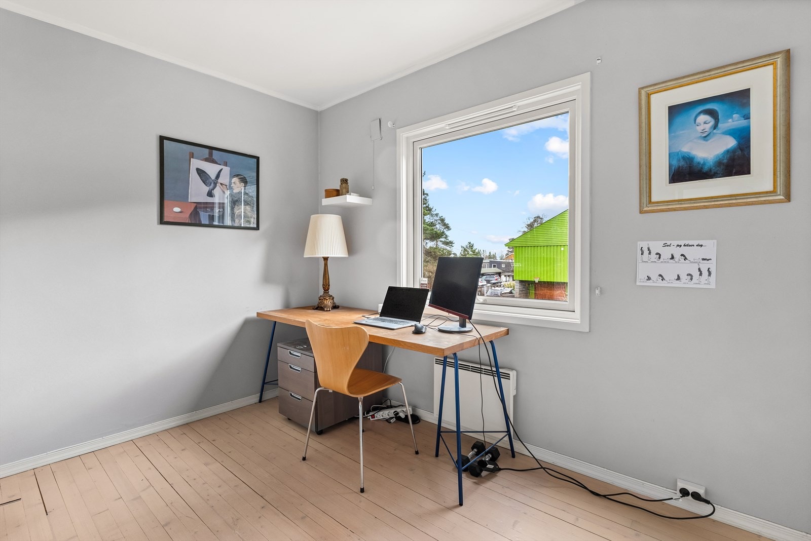 Soverom på ca. 8,5 m² vendt mot hagen, innredet som kontor. Galleribilde