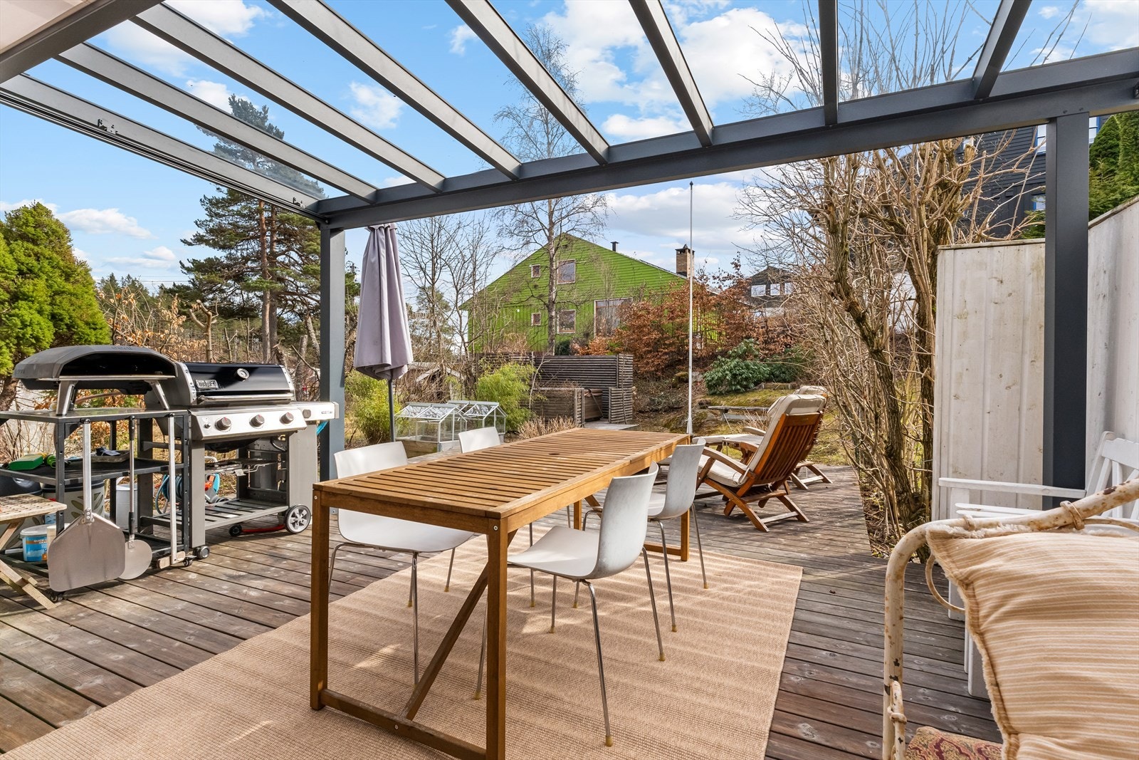 Terrasseplatting på hele 68 m² med god plass til utemøbler. Galleribilde