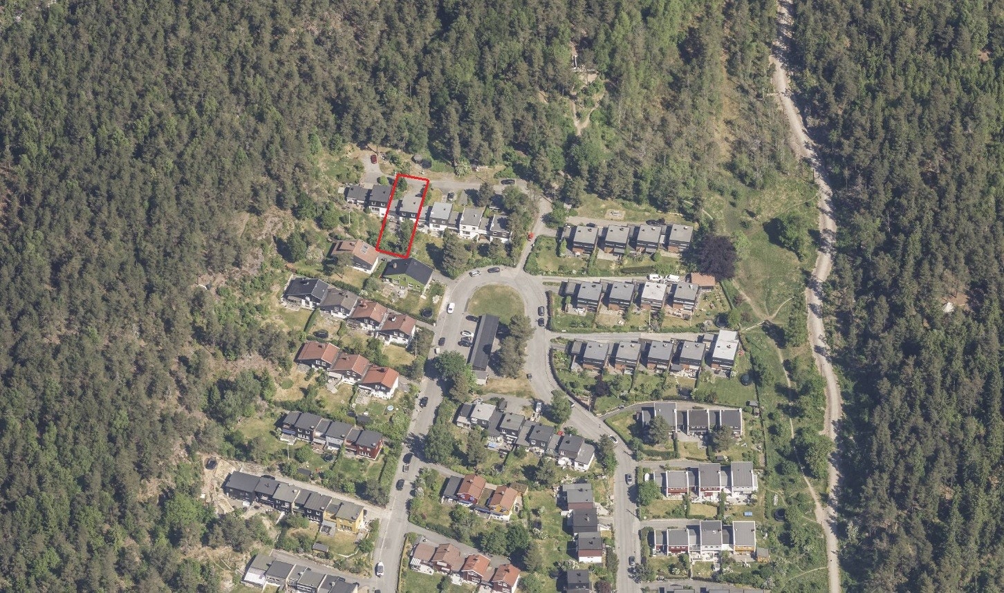 Oversikt over nærområdet. Nordmarka som nærmeste nabo. Omtrentlig omriss av tomten. Galleribilde