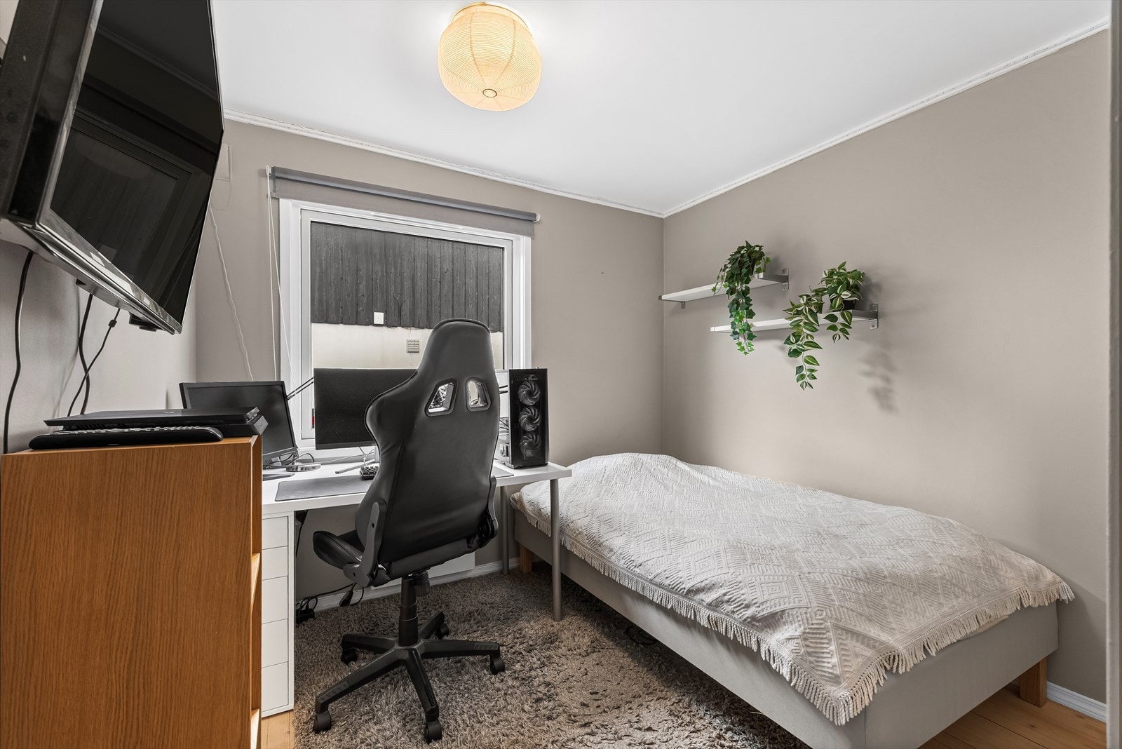 Soverom på ca. 8 m² med garderobeskap og plass til seng og skrivebord. Galleribilde