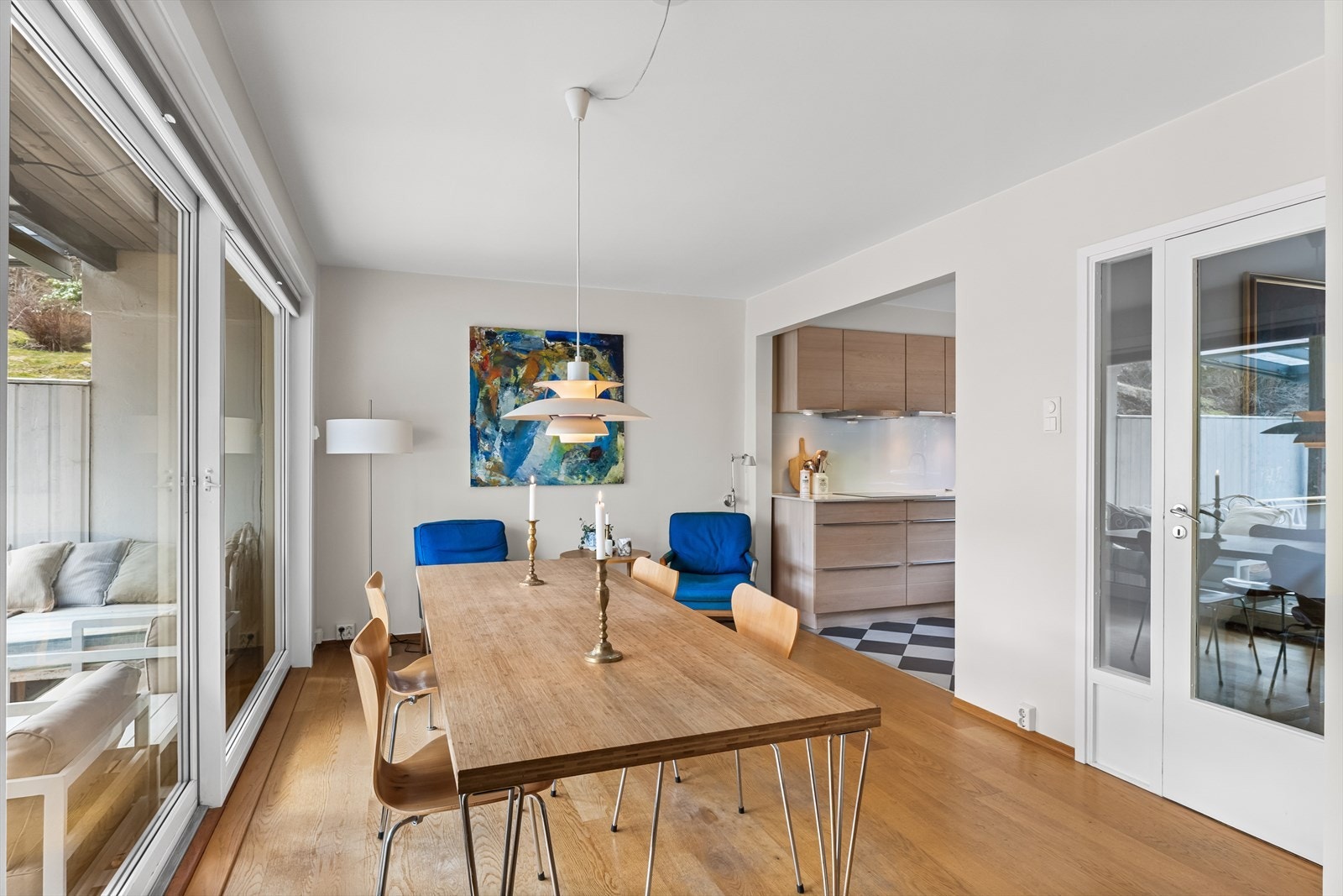 Spisestue på ca. 15 m² med direkte adkomst til kjøkken og terrasse. Galleribilde