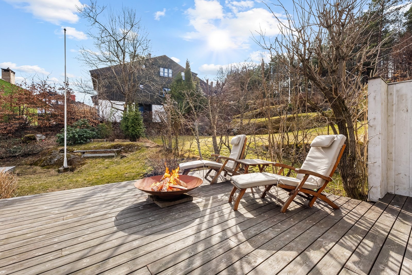 Sydvendt terrasse og hage med svært god solforhold. Galleribilde