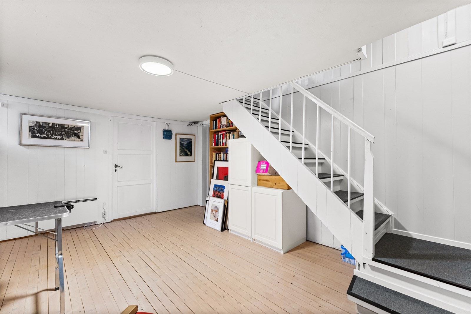 Stort trapperom/gang i underetasje/kjeller. Tilstøtende bod med stort fryseskap og stort vinskap som medfølger. Galleribilde