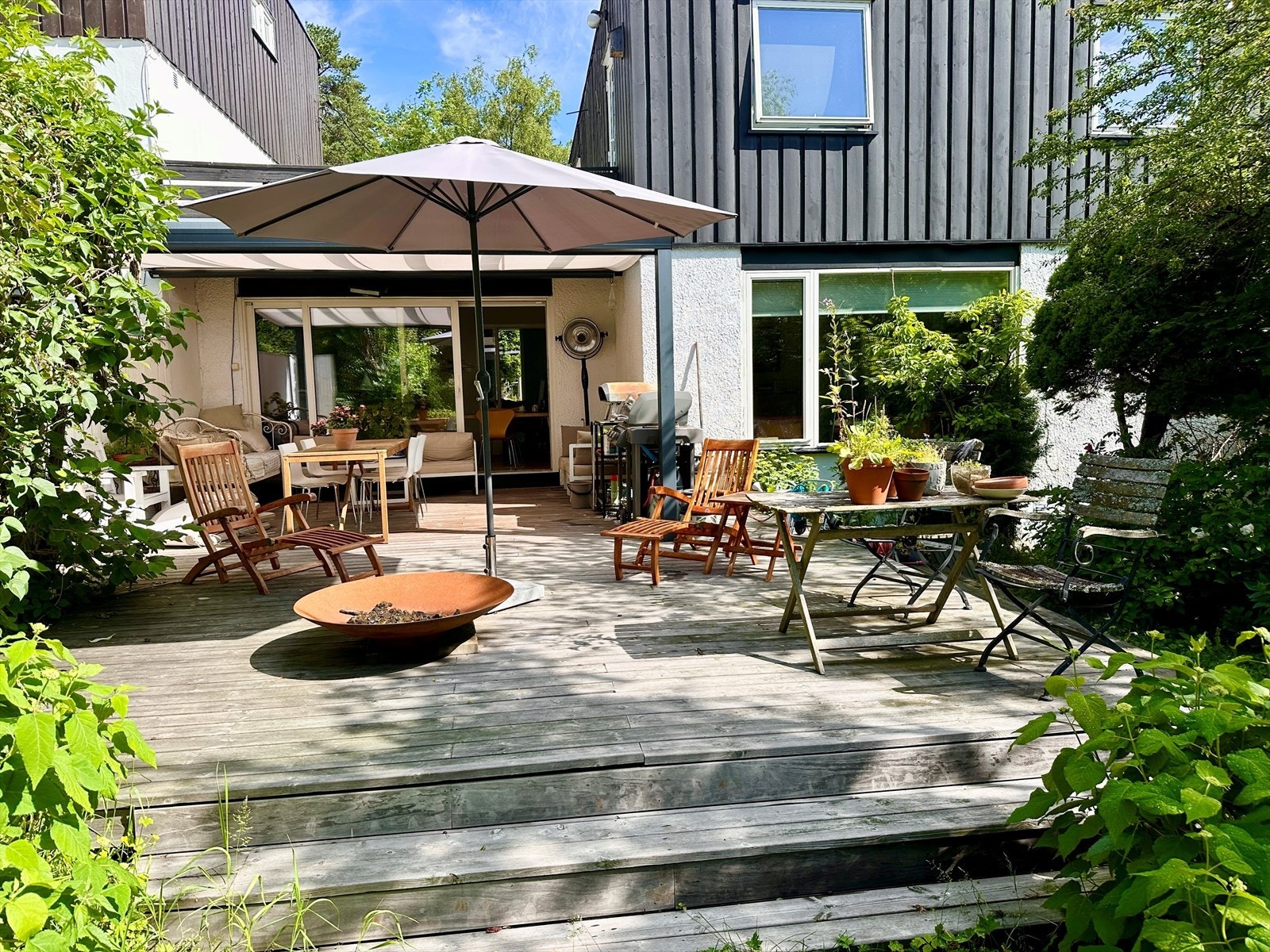 Selgers sommerbilde. En frodig og idyllisk hage. Galleribilde