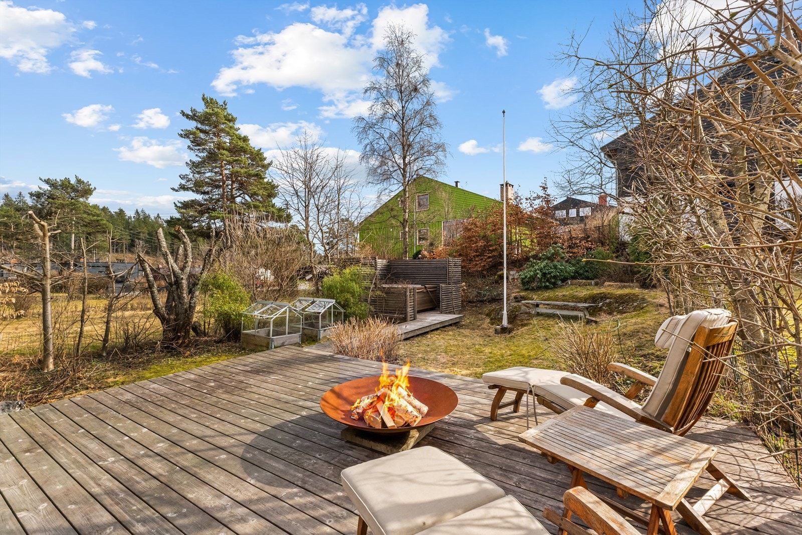 Hage med plen, beplantning, kjøkkenhage og Jacuzzi. Galleribilde