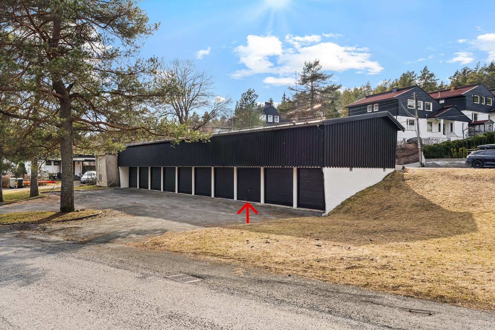 Det medfølger også en garasjeplass i rekke på 14 m², ca. 100 meter fra boligen. Galleribilde