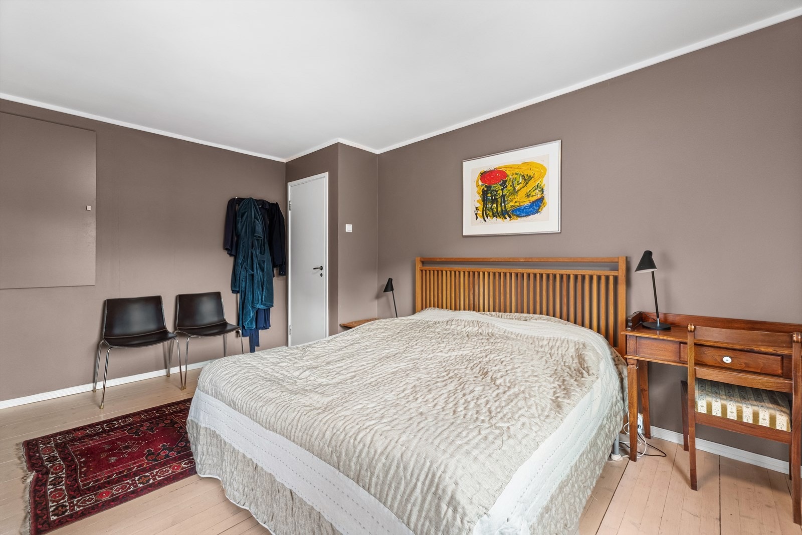 Stort hovedsoverom på ca. 15 m² med god plass til dobbeltseng og nattbord. Galleribilde