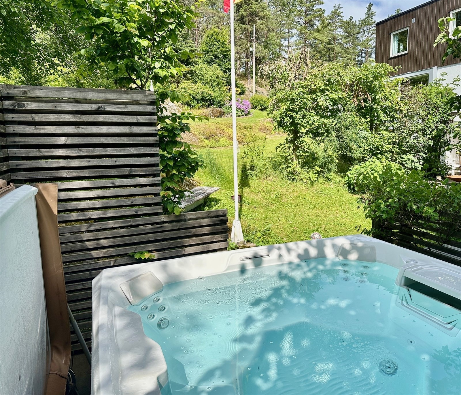 Selgers sommerbilde. En frodig og idyllisk hage. Jacuzzi medfølger. Galleribilde