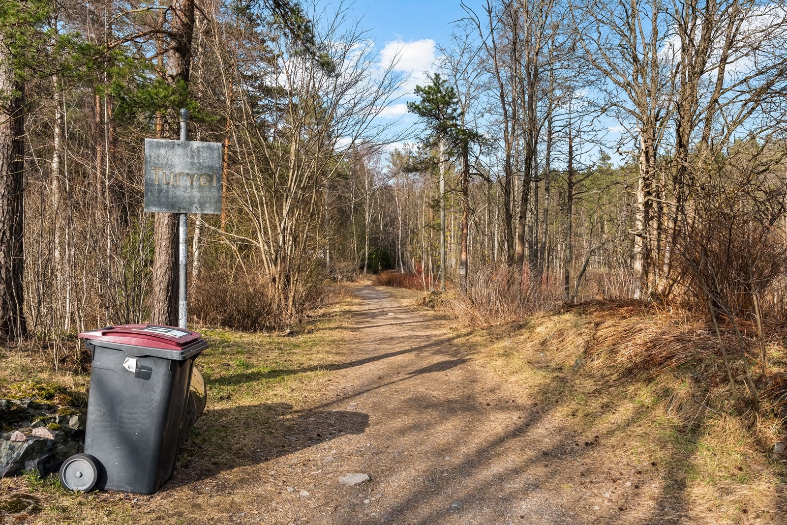 Boligen har en fantastisk beliggenhet for en aktiv livsstil sommer og vinter med Nordmarka som nærmeste nabo. Under 2 km til Sognsvann og 7 km til Ullevålseter. Galleribilde