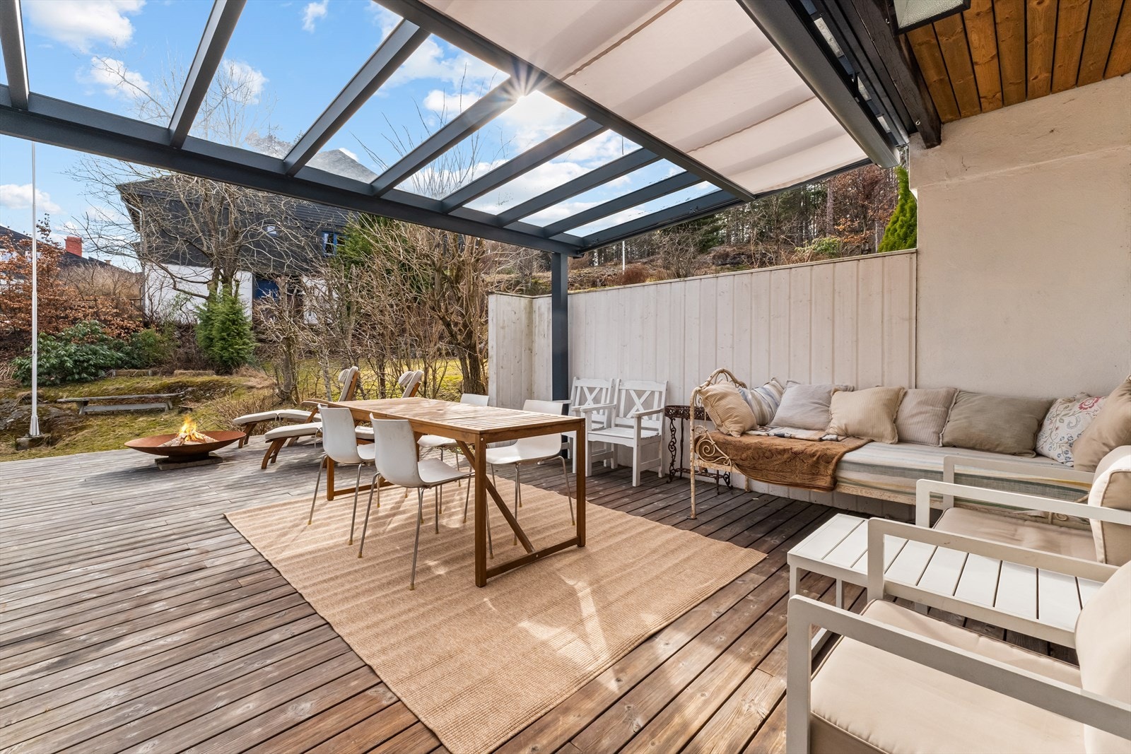 Lun og skjermet uteplass, delvis overbygget og med en stor og solid pergola med elektrisk markise. Galleribilde
