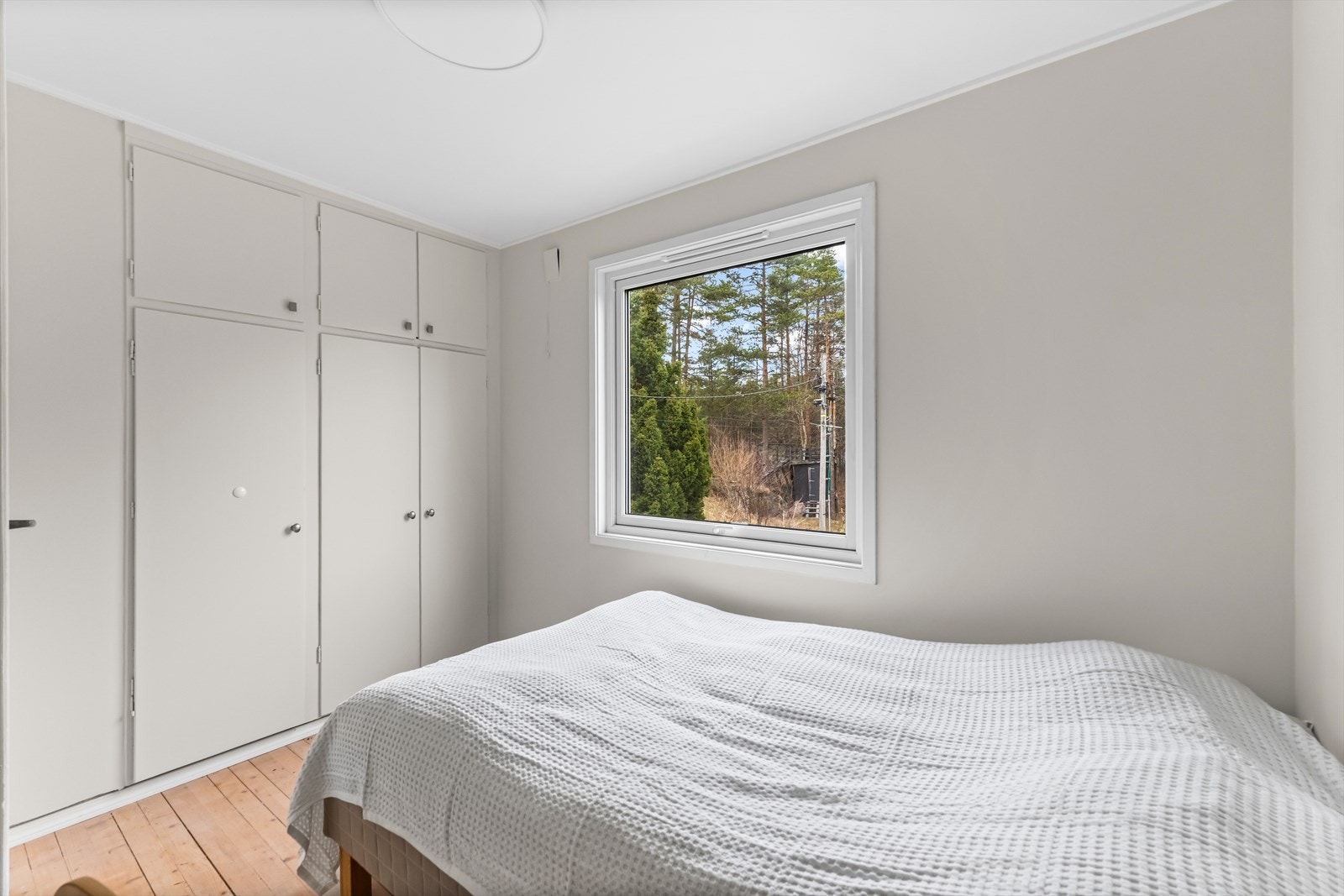 Soverom på ca. 9 m² med plassbygget garderobeskap. Rommet vender mot skogen. Galleribilde